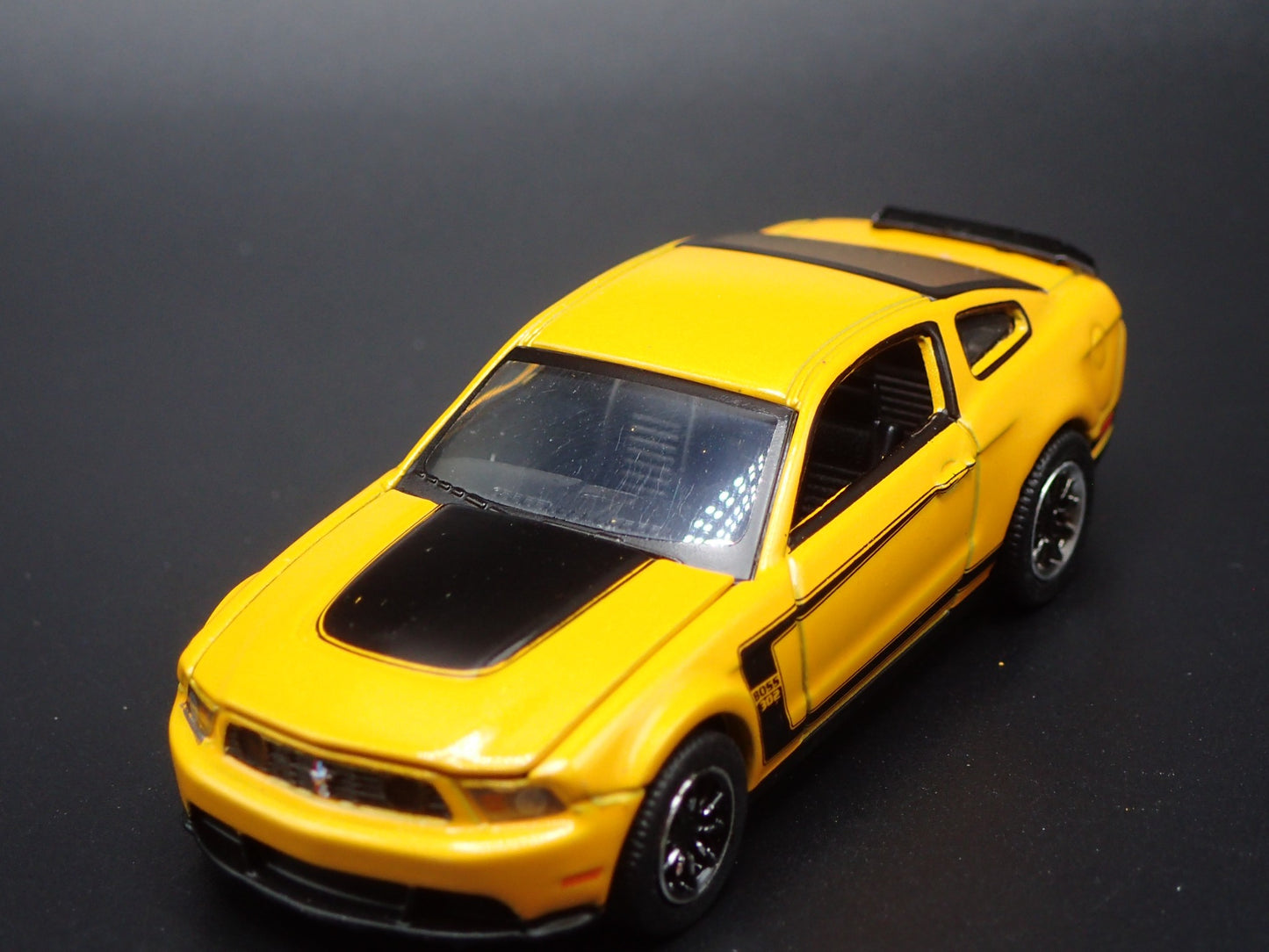 2012 12 FORD MUSTANG BOSS 302 YELLOW 1/64 SCALE COLLECTIBLE DIECAST MODEL CAR