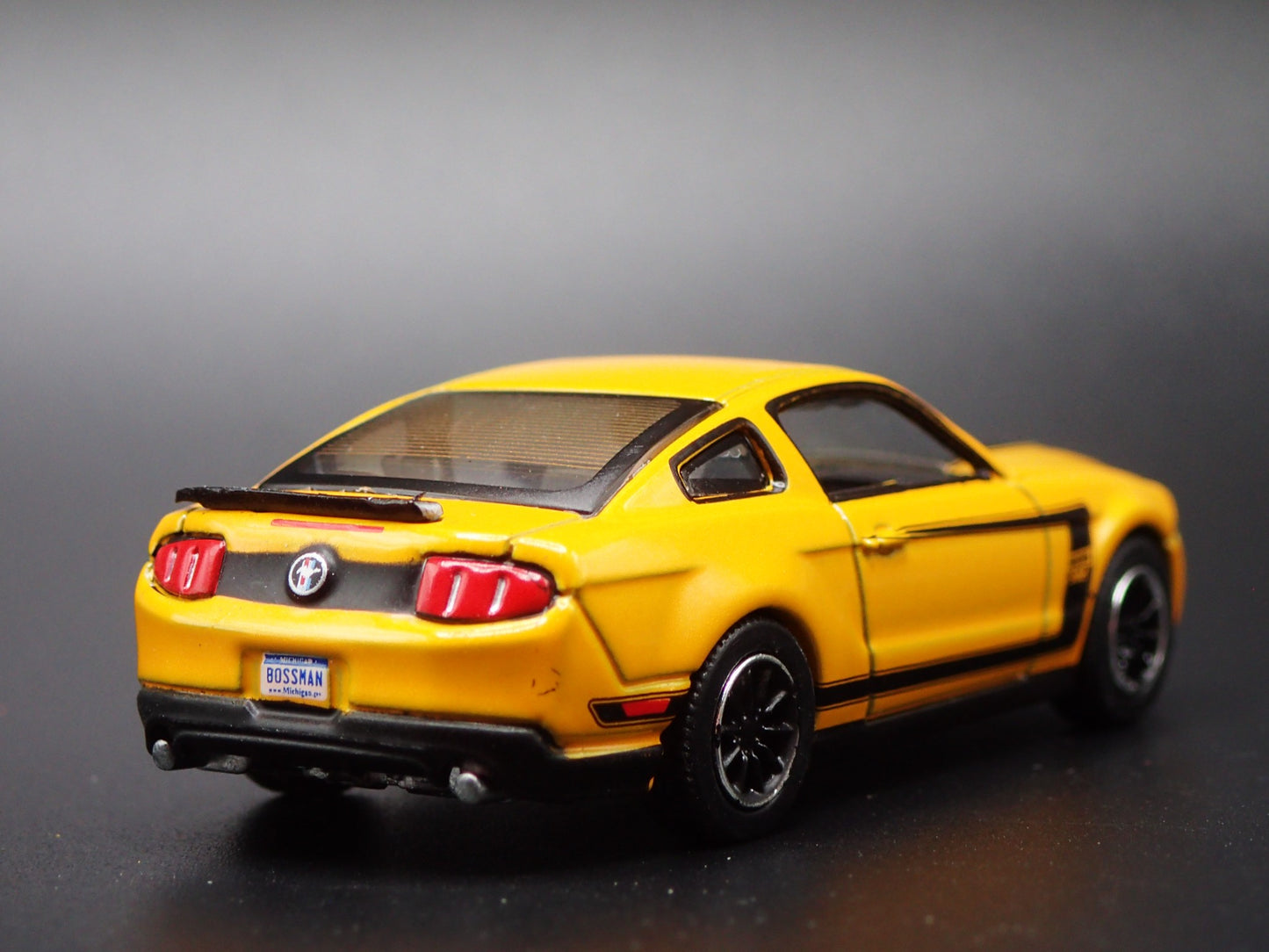 2012 12 FORD MUSTANG BOSS 302 YELLOW 1/64 SCALE COLLECTIBLE DIECAST MODEL CAR