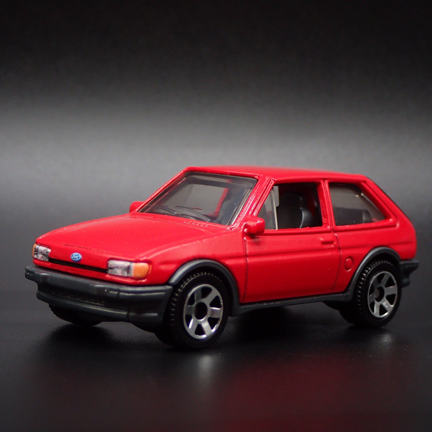 1983-1989 FORD FIESTA MK 2 RED 1:64 SCALE COLLECTIBLE DIORAMA DIECAST MODEL CAR