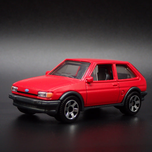1983-1989 FORD FIESTA MK 2 RED 1:64 SCALE COLLECTIBLE DIORAMA DIECAST MODEL CAR