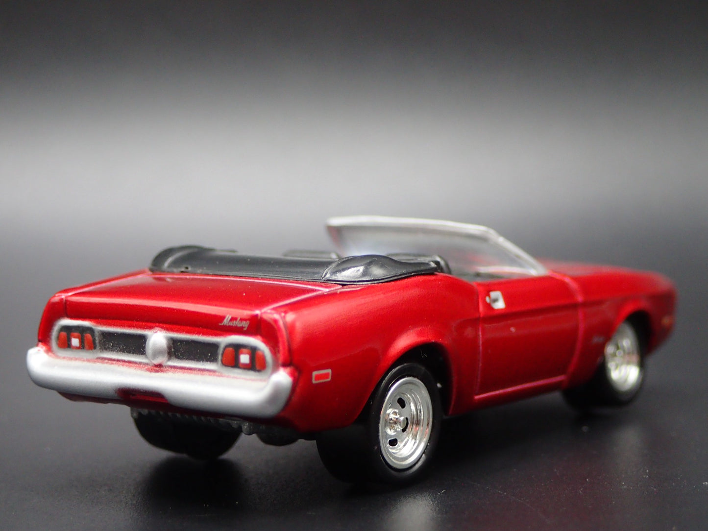 1971-1973 FORD MUSTANG CONVERTIBLE RED 1/64 SCALE DIORAMA DIECAST MODEL CAR