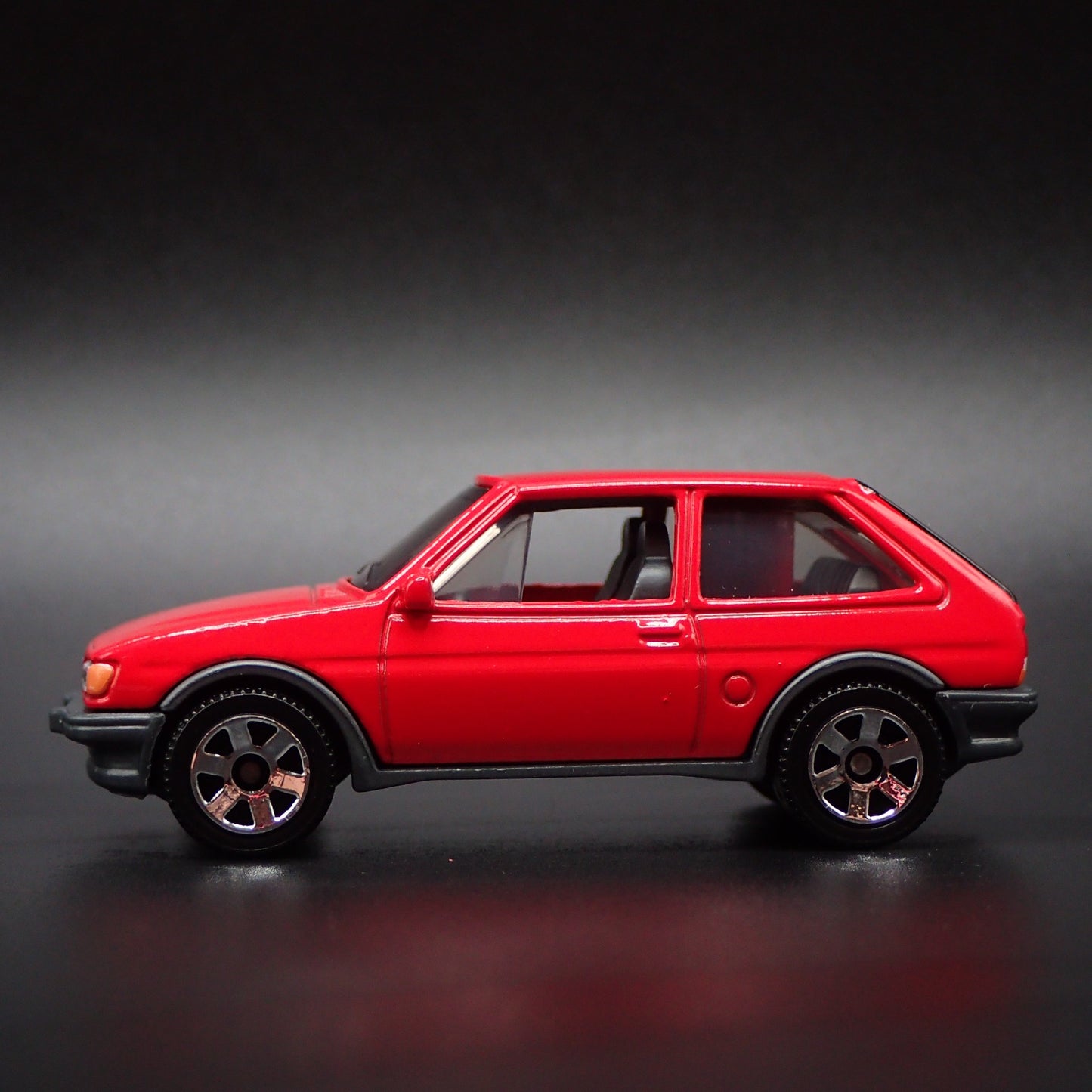 1983-1989 FORD FIESTA MK 2 RED 1:64 SCALE COLLECTIBLE DIORAMA DIECAST MODEL CAR