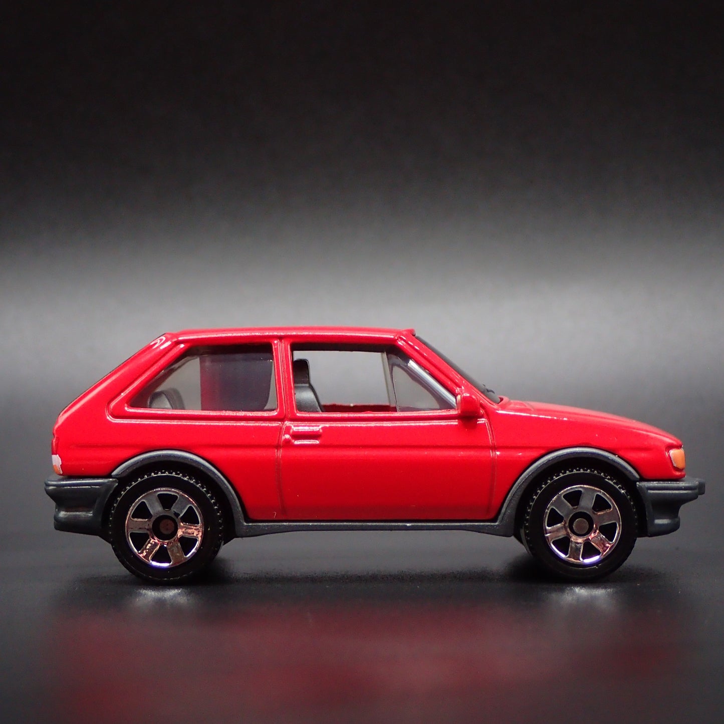 1983-1989 FORD FIESTA MK 2 RED 1:64 SCALE COLLECTIBLE DIORAMA DIECAST MODEL CAR