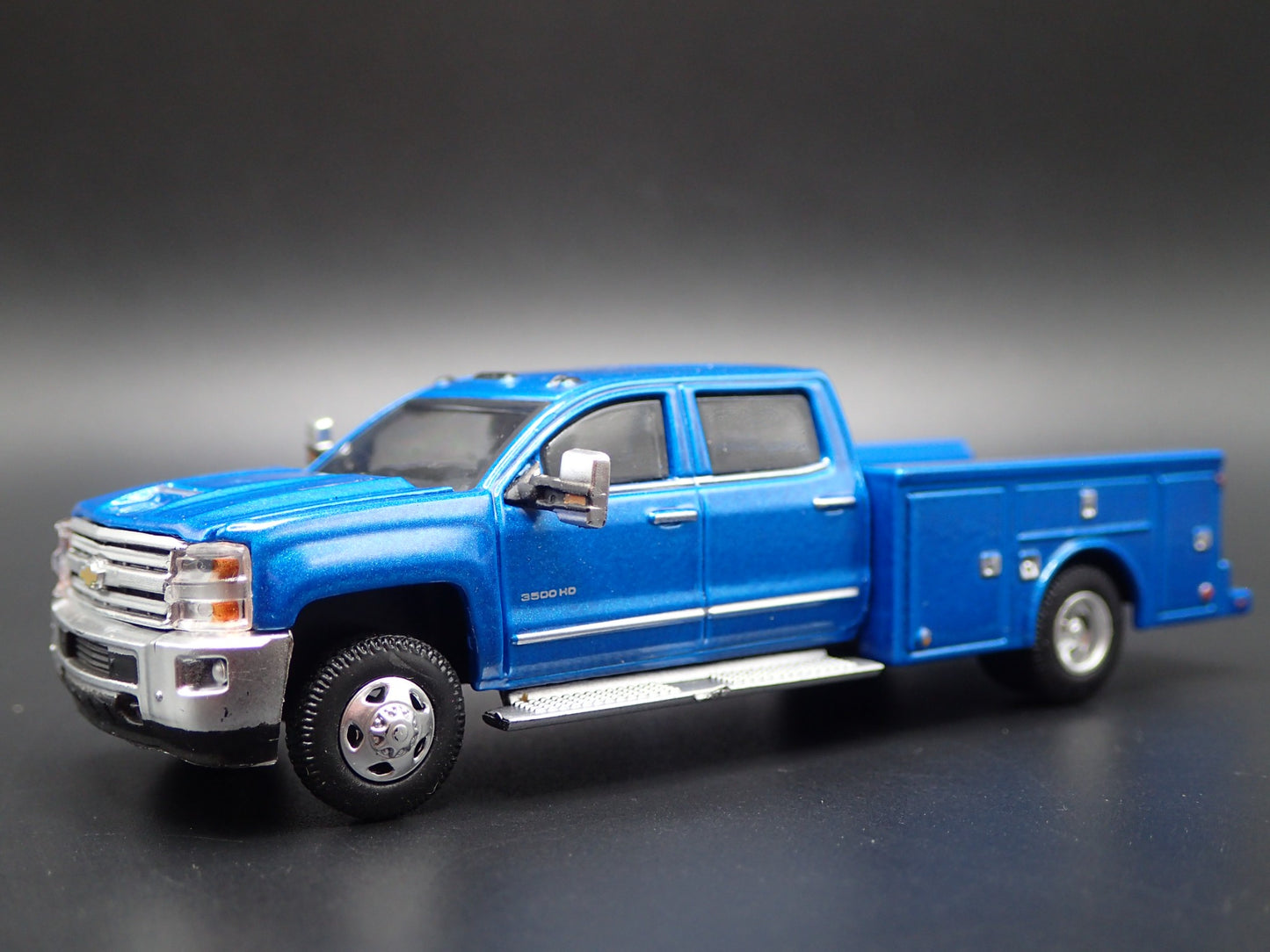 2018 CHEVY CHEVROLET SILVERADO 3500 DUALLY TRUCK W/ HITCH 1:64 DIECAST MODEL CAR
