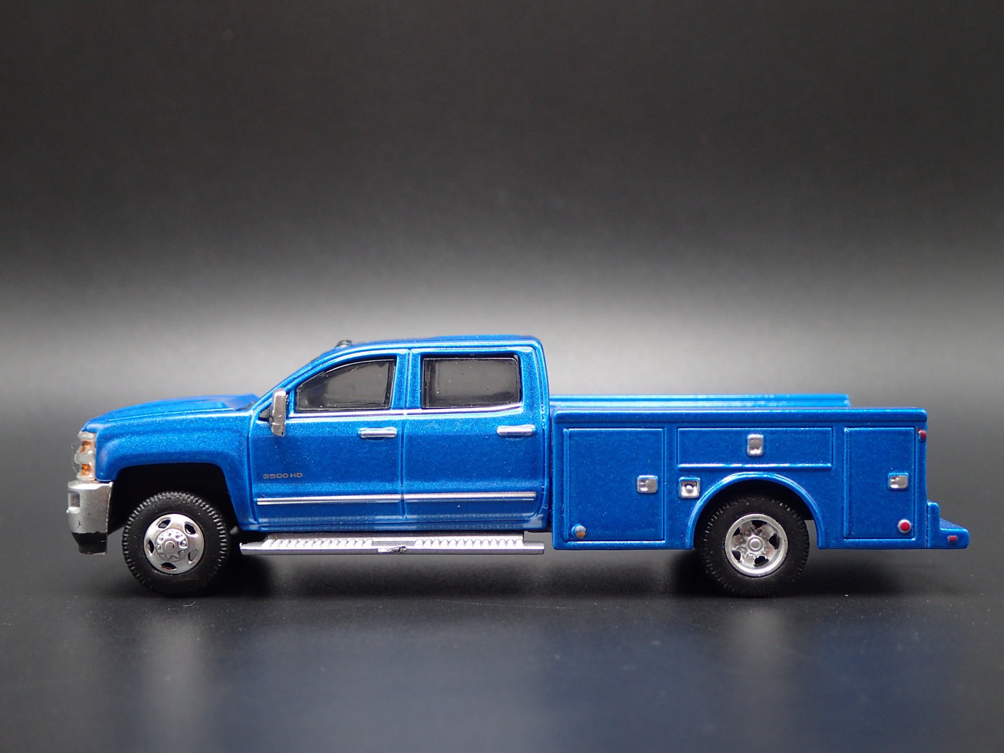 2018 CHEVY CHEVROLET SILVERADO 3500 DUALLY TRUCK W/ HITCH 1:64 DIECAST MODEL CAR