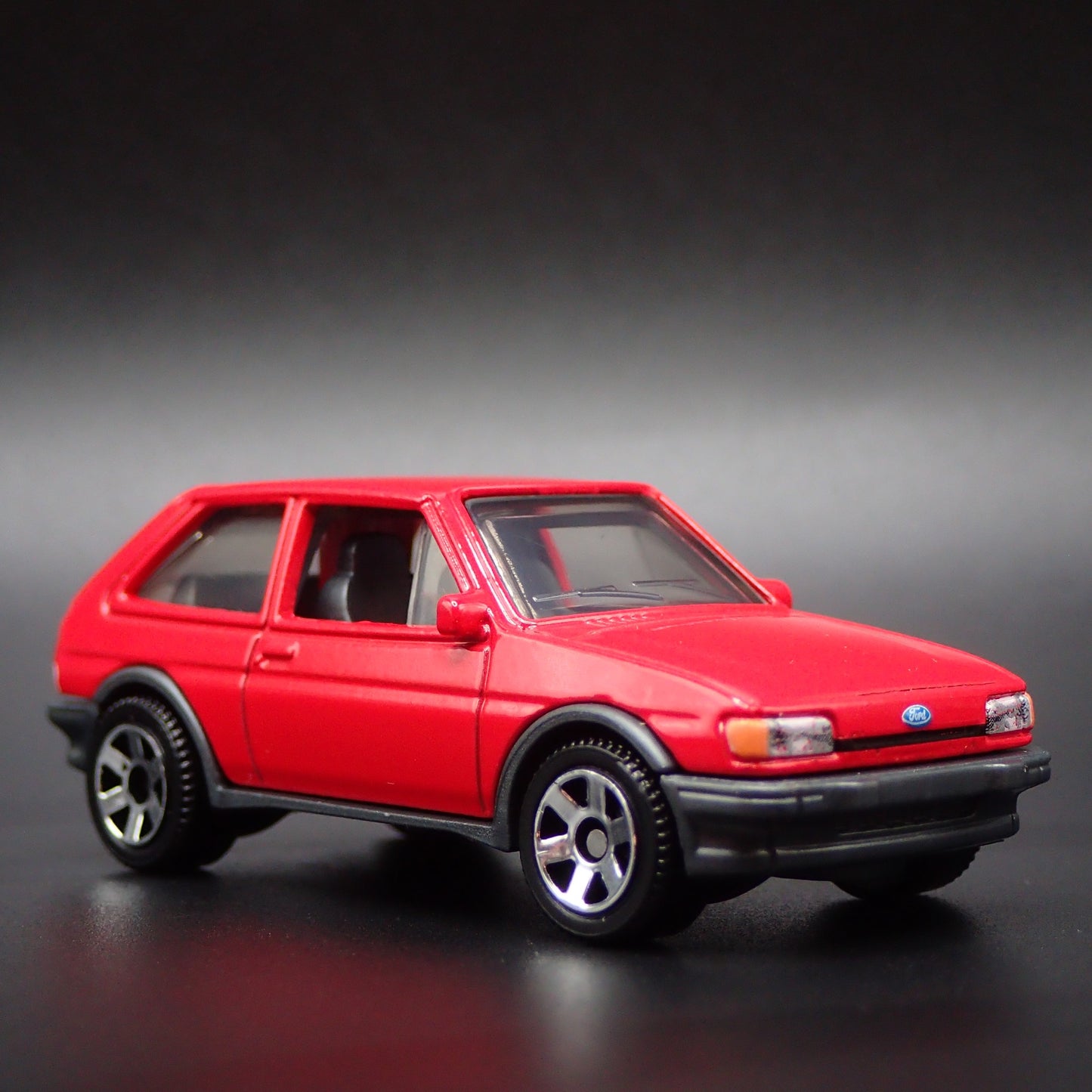 1983-1989 FORD FIESTA MK 2 RED 1:64 SCALE COLLECTIBLE DIORAMA DIECAST MODEL CAR