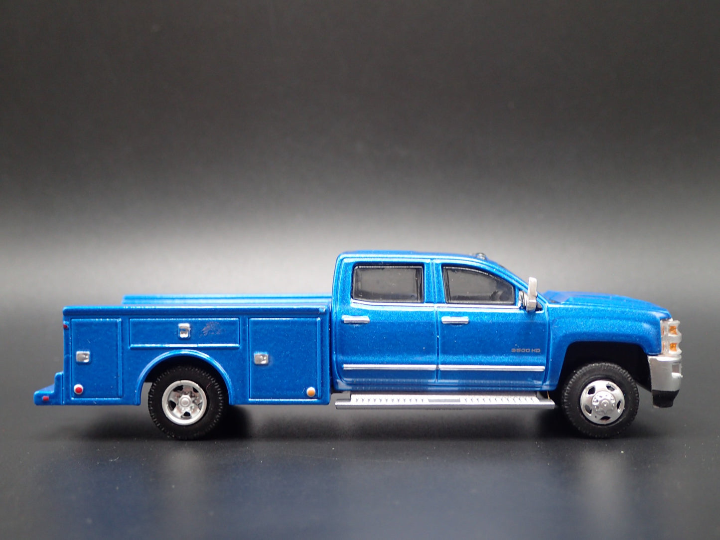 2018 CHEVY CHEVROLET SILVERADO 3500 DUALLY TRUCK W/ HITCH 1:64 DIECAST MODEL CAR