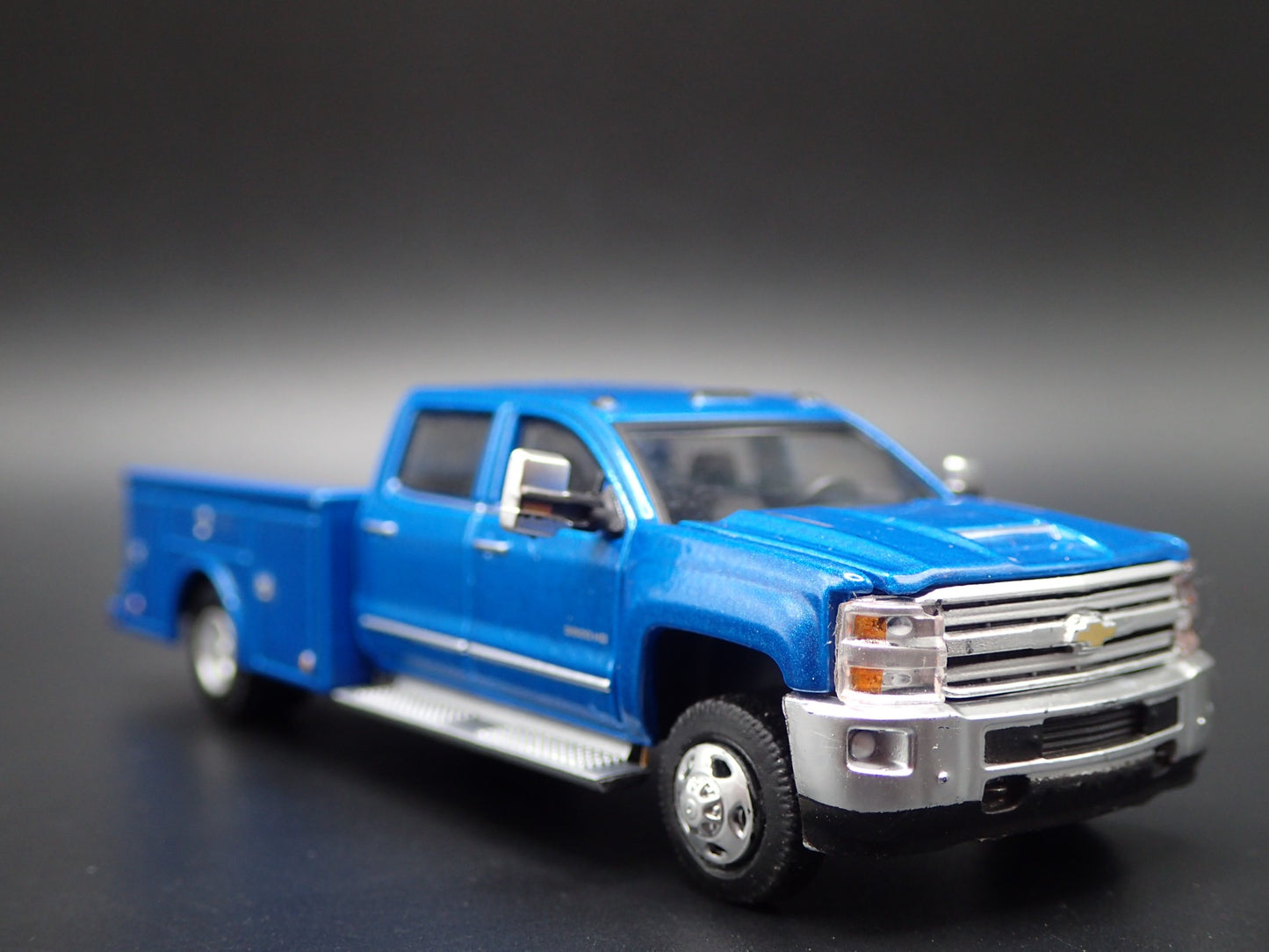 2018 CHEVY CHEVROLET SILVERADO 3500 DUALLY TRUCK W/ HITCH 1:64 DIECAST MODEL CAR