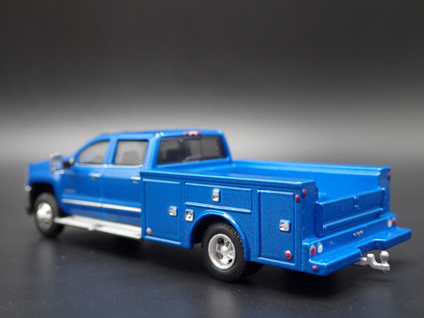 2018 CHEVY CHEVROLET SILVERADO 3500 DUALLY TRUCK W/ HITCH 1:64 DIECAST MODEL CAR