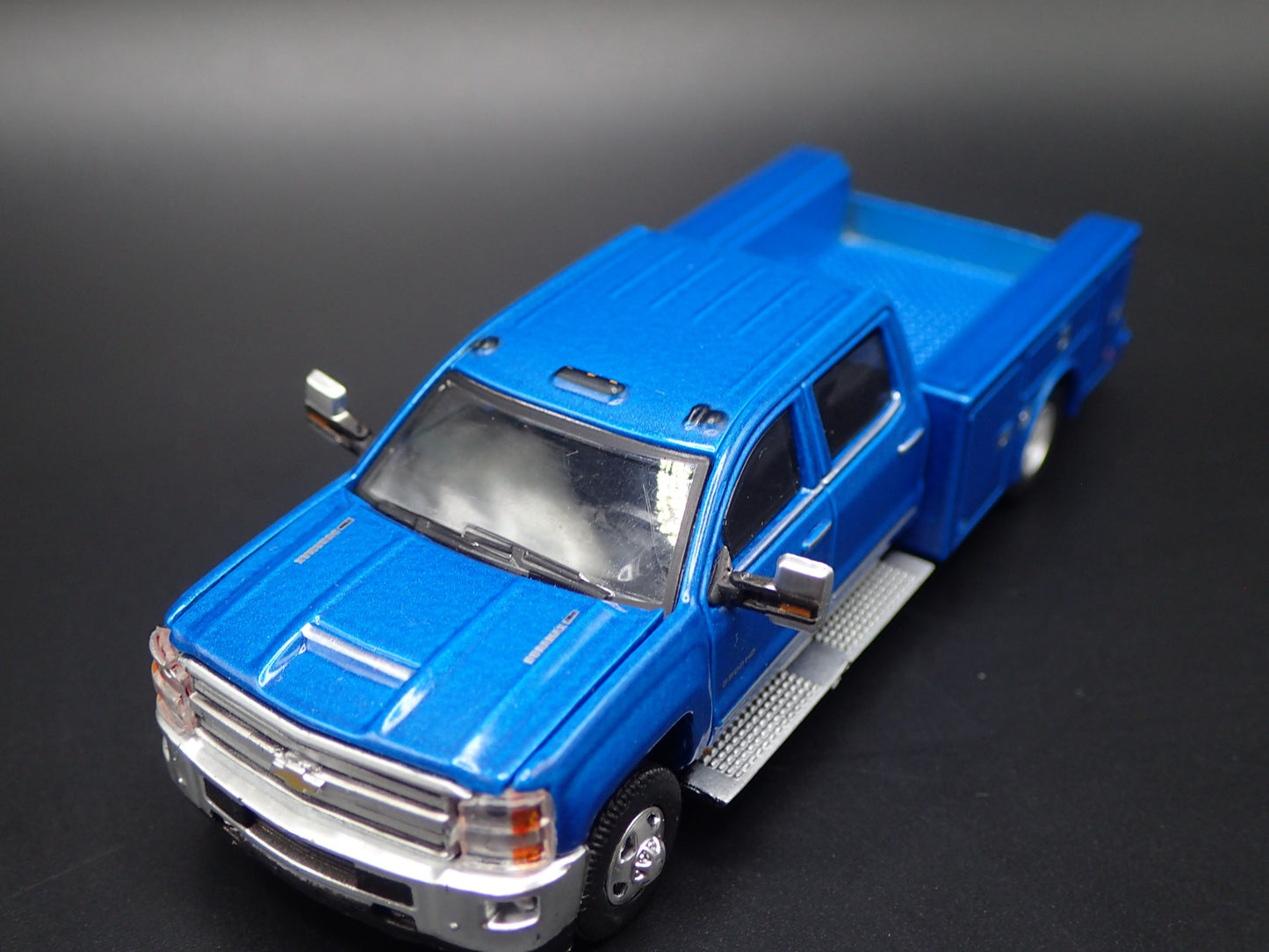 2018 CHEVY CHEVROLET SILVERADO 3500 DUALLY TRUCK W/ HITCH 1:64 DIECAST MODEL CAR