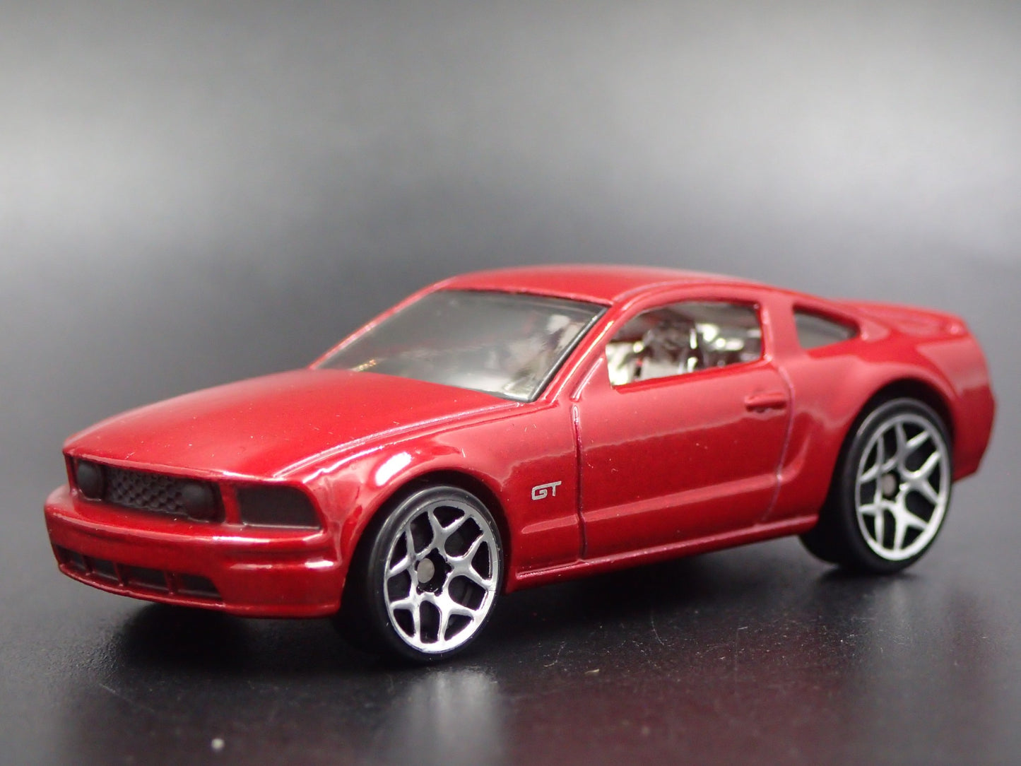 2005-2009 FORD MUSTANG GT RARE 1:64 SCALE COLLECTIBLE DIORAMA DIECAST MODEL CAR