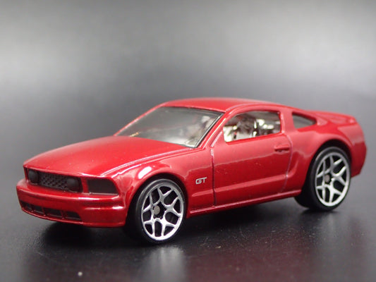 2005-2009 FORD MUSTANG GT RARE 1:64 SCALE COLLECTIBLE DIORAMA DIECAST MODEL CAR