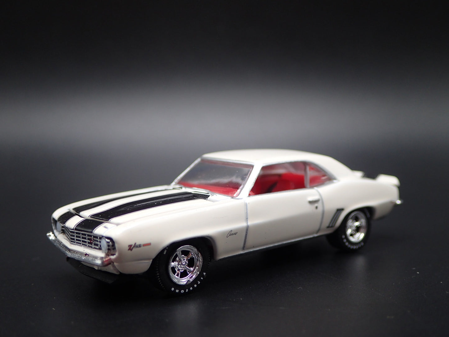 1969 69 CHEVY CHEVROLET CAMARO Z28 WHITE 1:64 SCALE DIORAMA DIECAST MODEL CAR