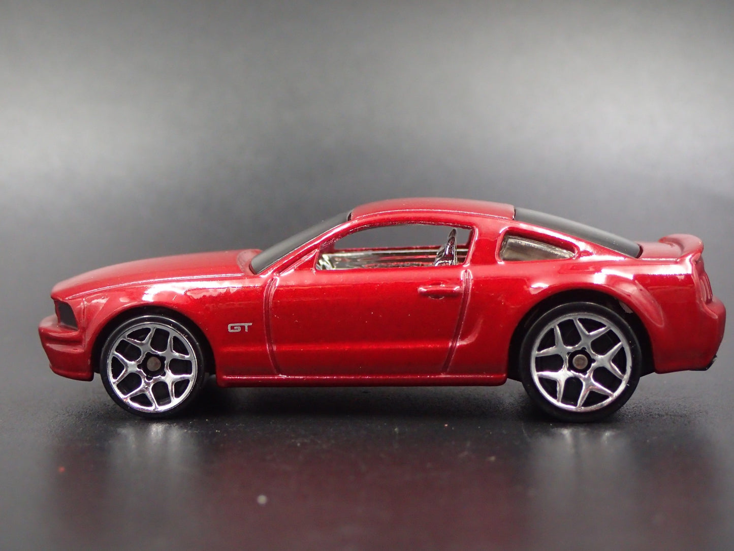 2005-2009 FORD MUSTANG GT RARE 1:64 SCALE COLLECTIBLE DIORAMA DIECAST MODEL CAR
