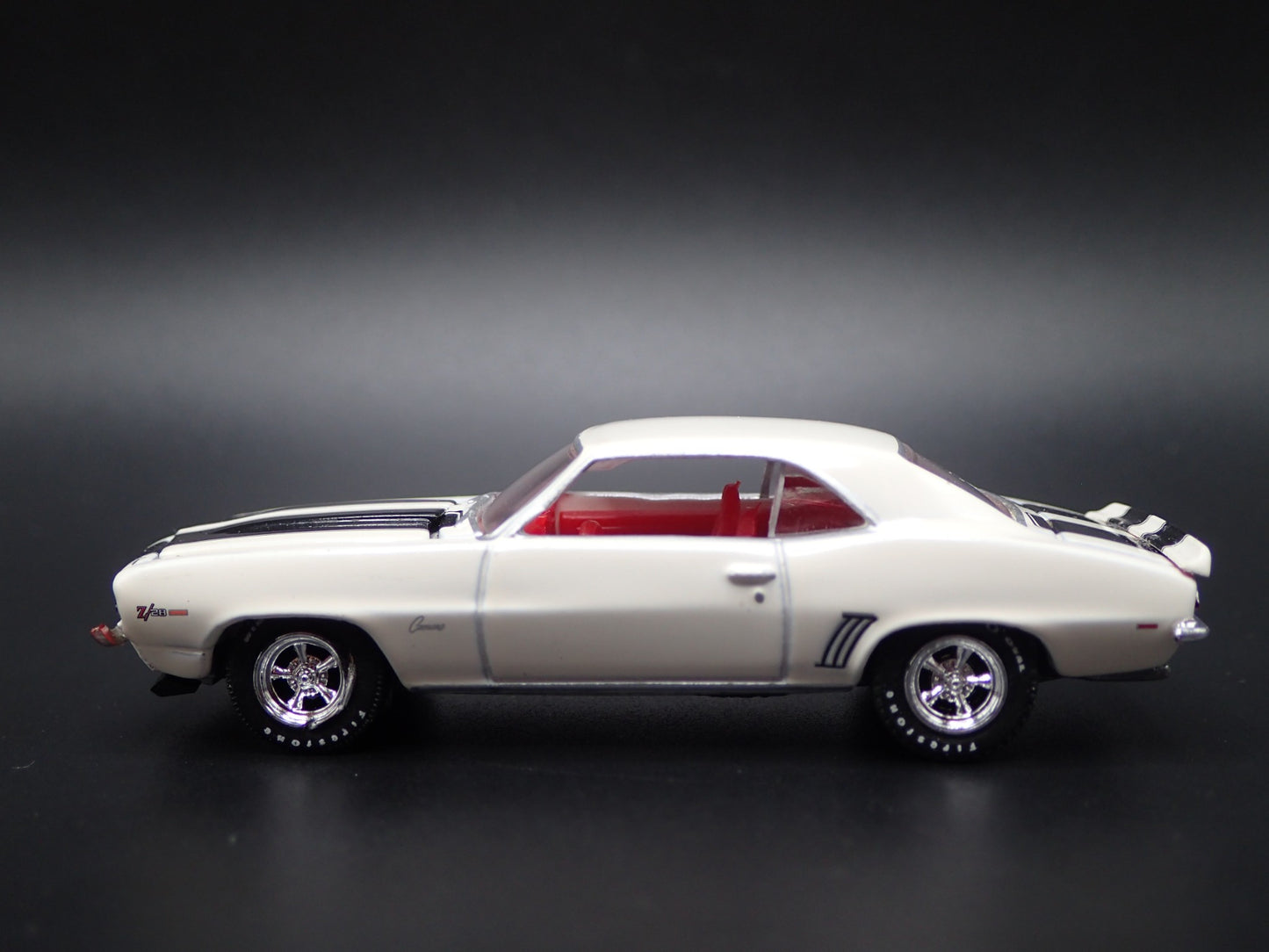 1969 69 CHEVY CHEVROLET CAMARO Z28 WHITE 1:64 SCALE DIORAMA DIECAST MODEL CAR