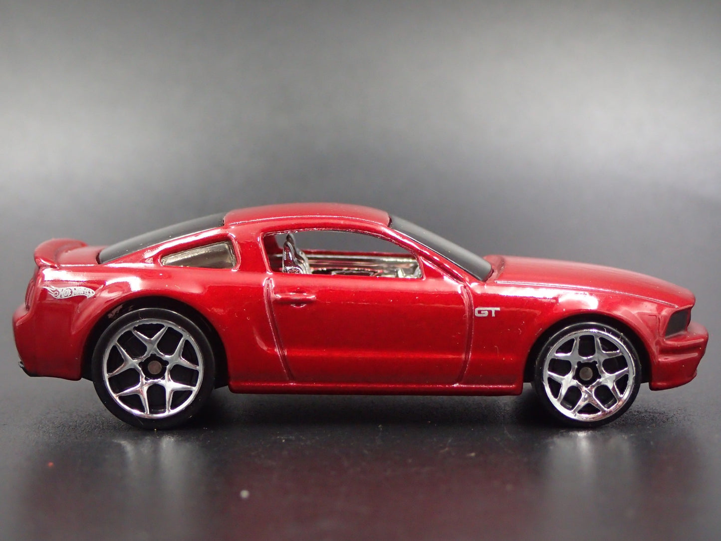 2005-2009 FORD MUSTANG GT RARE 1:64 SCALE COLLECTIBLE DIORAMA DIECAST MODEL CAR