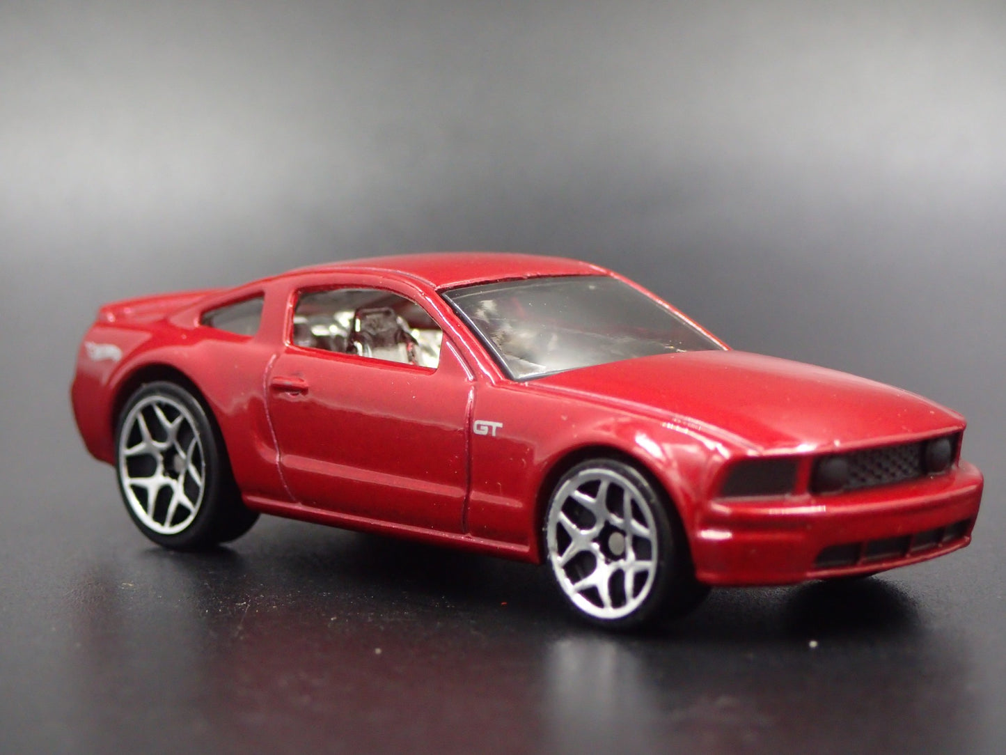 2005-2009 FORD MUSTANG GT RARE 1:64 SCALE COLLECTIBLE DIORAMA DIECAST MODEL CAR