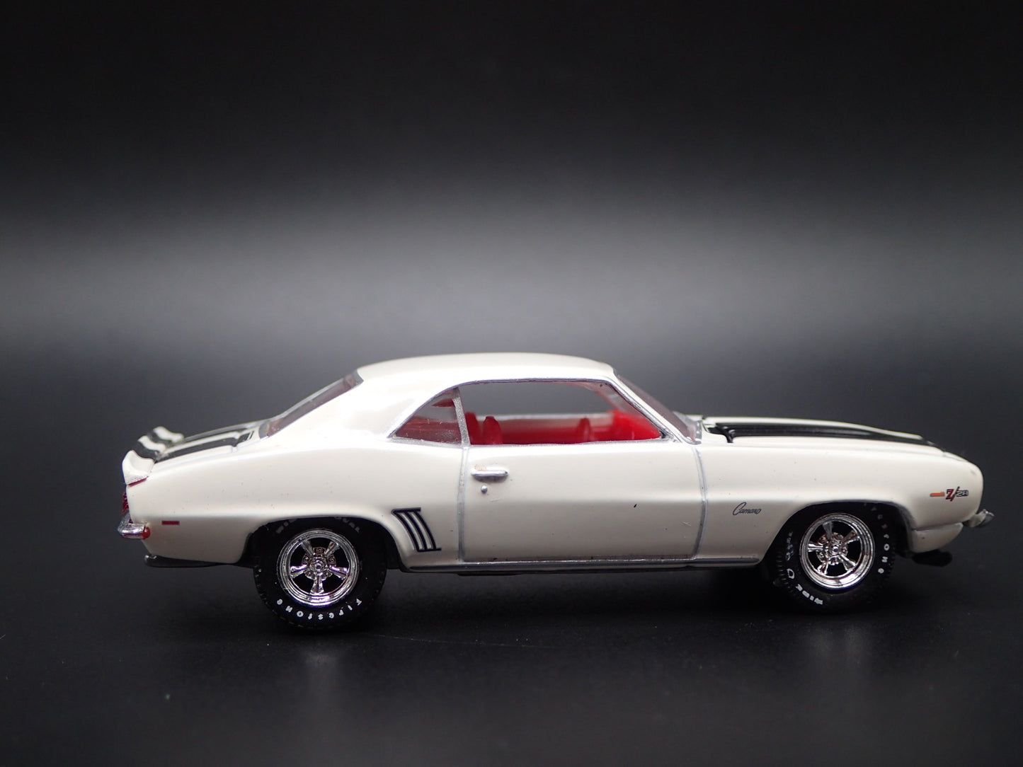 1969 69 CHEVY CHEVROLET CAMARO Z28 WHITE 1:64 SCALE DIORAMA DIECAST MODEL CAR