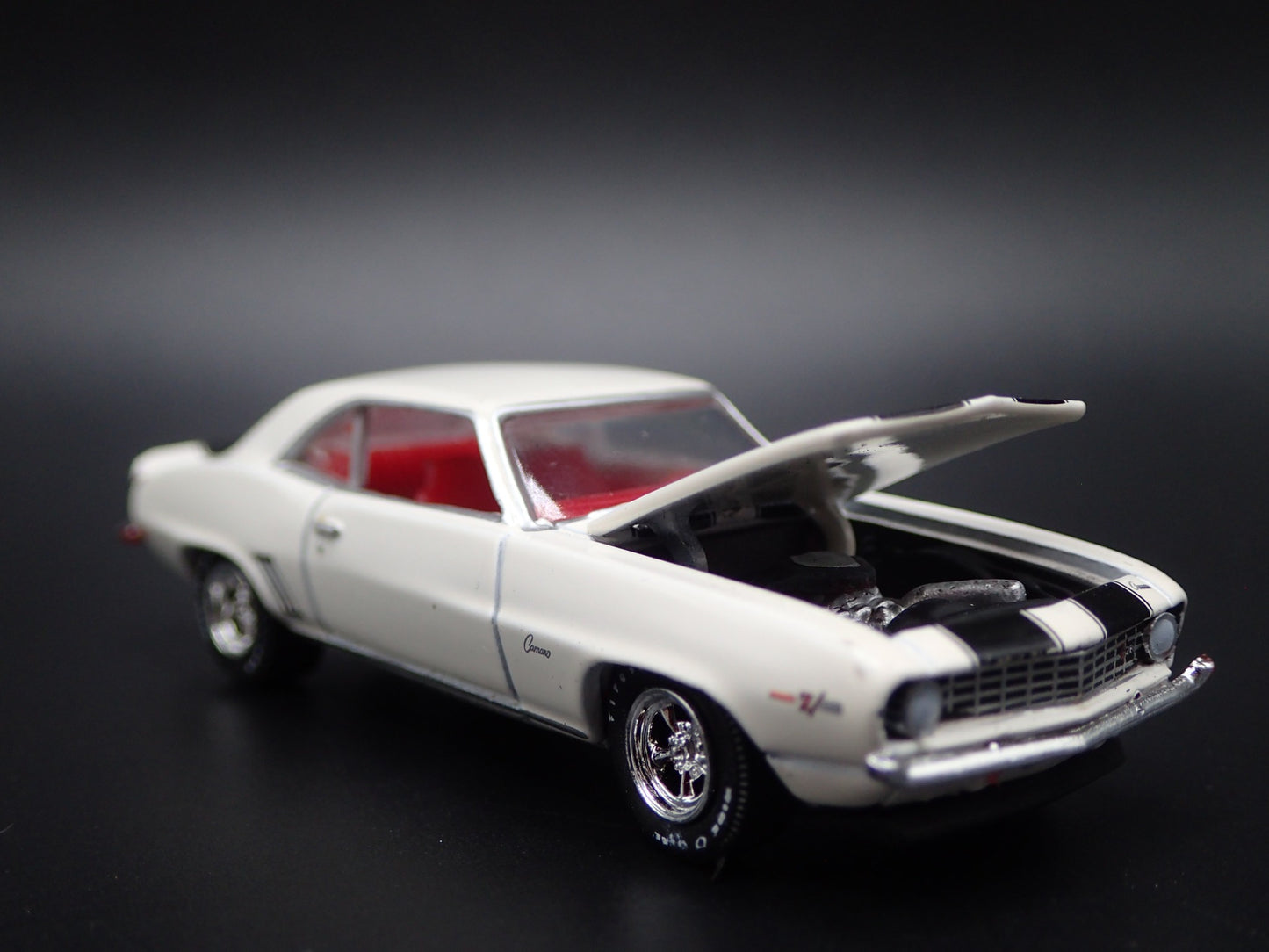 1969 69 CHEVY CHEVROLET CAMARO Z28 WHITE 1:64 SCALE DIORAMA DIECAST MODEL CAR