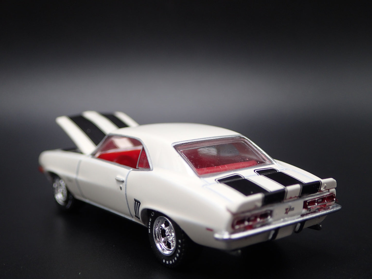 1969 69 CHEVY CHEVROLET CAMARO Z28 WHITE 1:64 SCALE DIORAMA DIECAST MODEL CAR