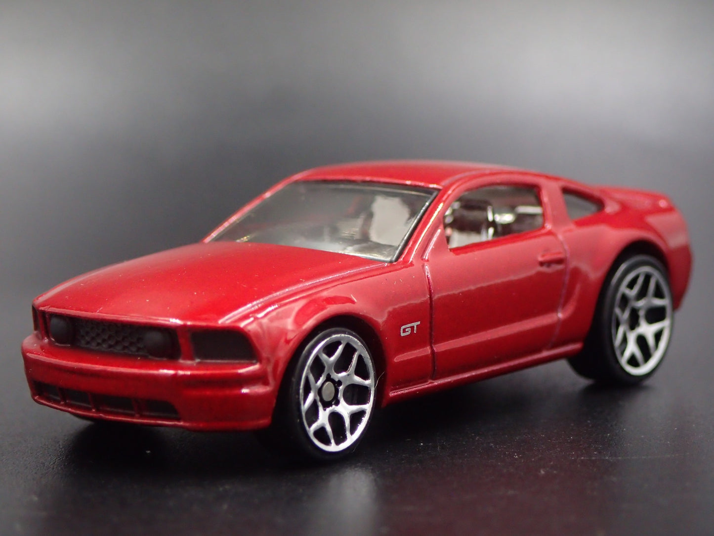 2005-2009 FORD MUSTANG GT RARE 1:64 SCALE COLLECTIBLE DIORAMA DIECAST MODEL CAR