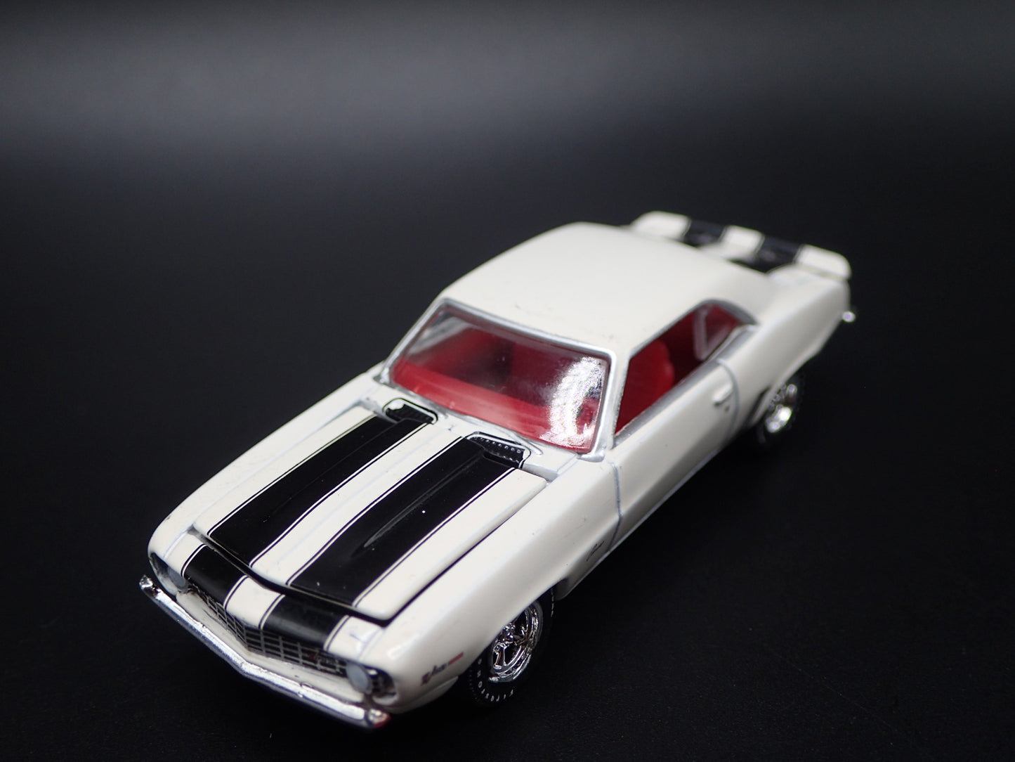 1969 69 CHEVY CHEVROLET CAMARO Z28 WHITE 1:64 SCALE DIORAMA DIECAST MODEL CAR