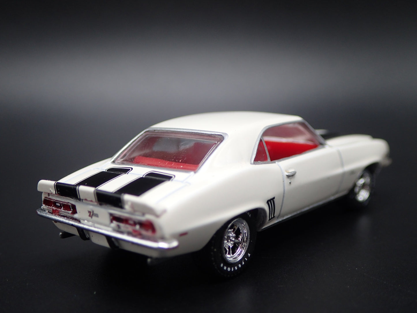1969 69 CHEVY CHEVROLET CAMARO Z28 WHITE 1:64 SCALE DIORAMA DIECAST MODEL CAR