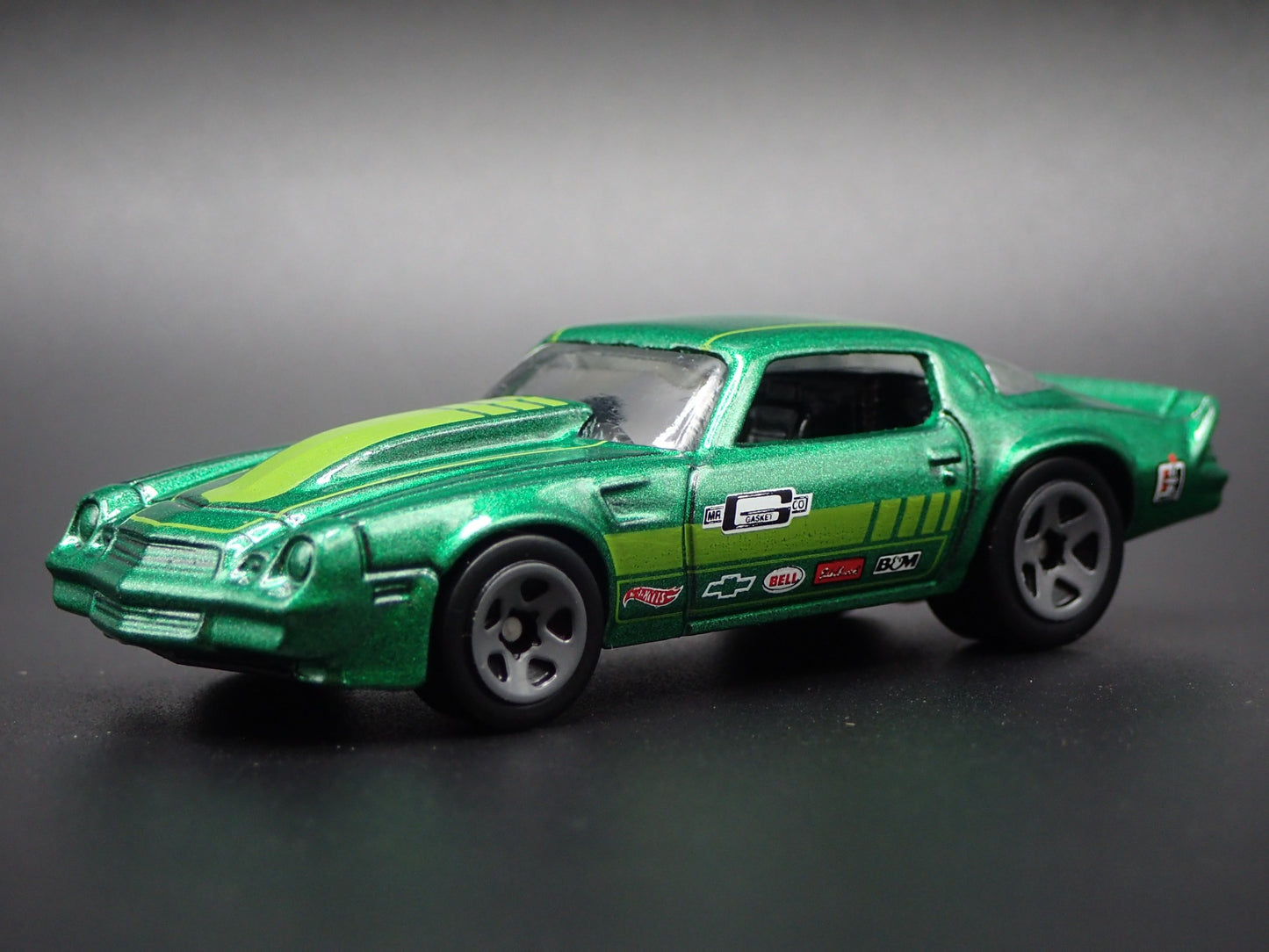 1981 81 CHEVY CHEVROLET CAMARO Z28 GREEN 1:64 SCALE DIORAMA DIECAST MODEL CAR