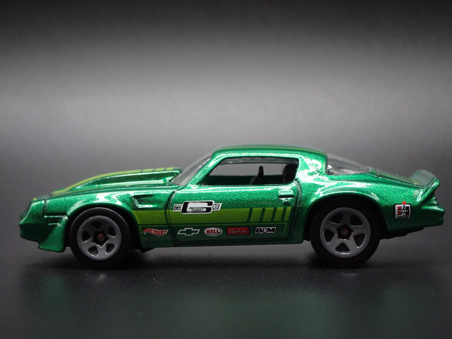 1981 81 CHEVY CHEVROLET CAMARO Z28 GREEN 1:64 SCALE DIORAMA DIECAST MODEL CAR