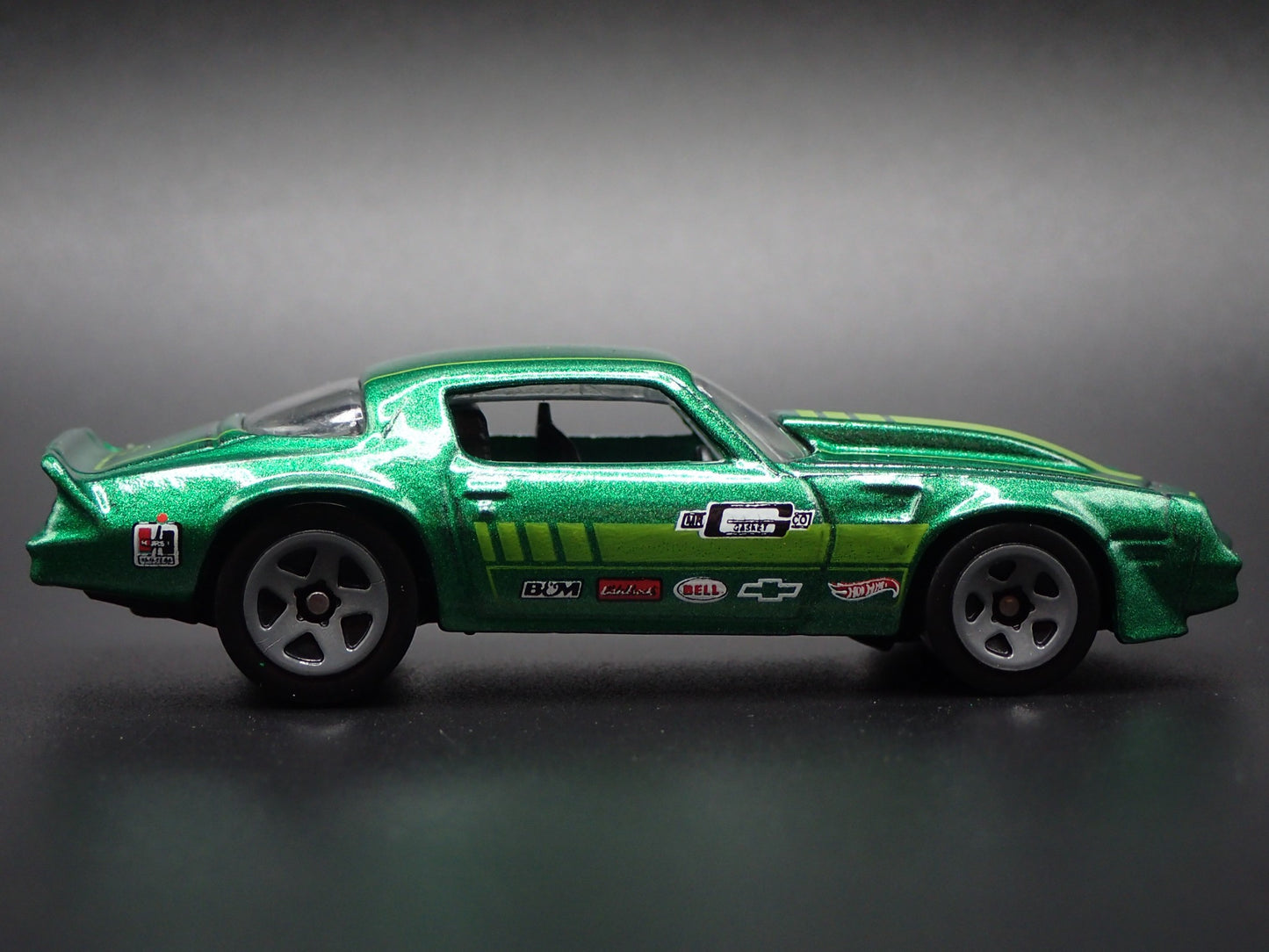 1981 81 CHEVY CHEVROLET CAMARO Z28 GREEN 1:64 SCALE DIORAMA DIECAST MODEL CAR