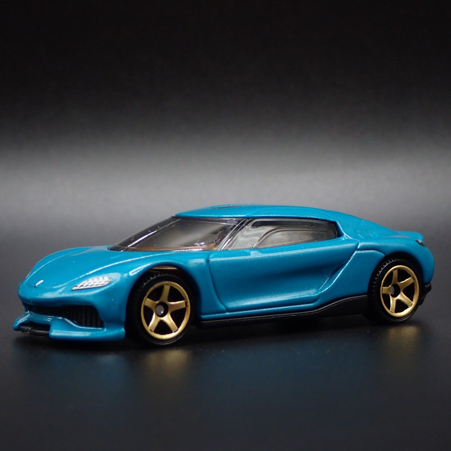 2024-2025 KOENIGSEGG GEMERA SUPER CAR GREEN 1:64 SCALE DIORAMA DIECAST MODEL CAR