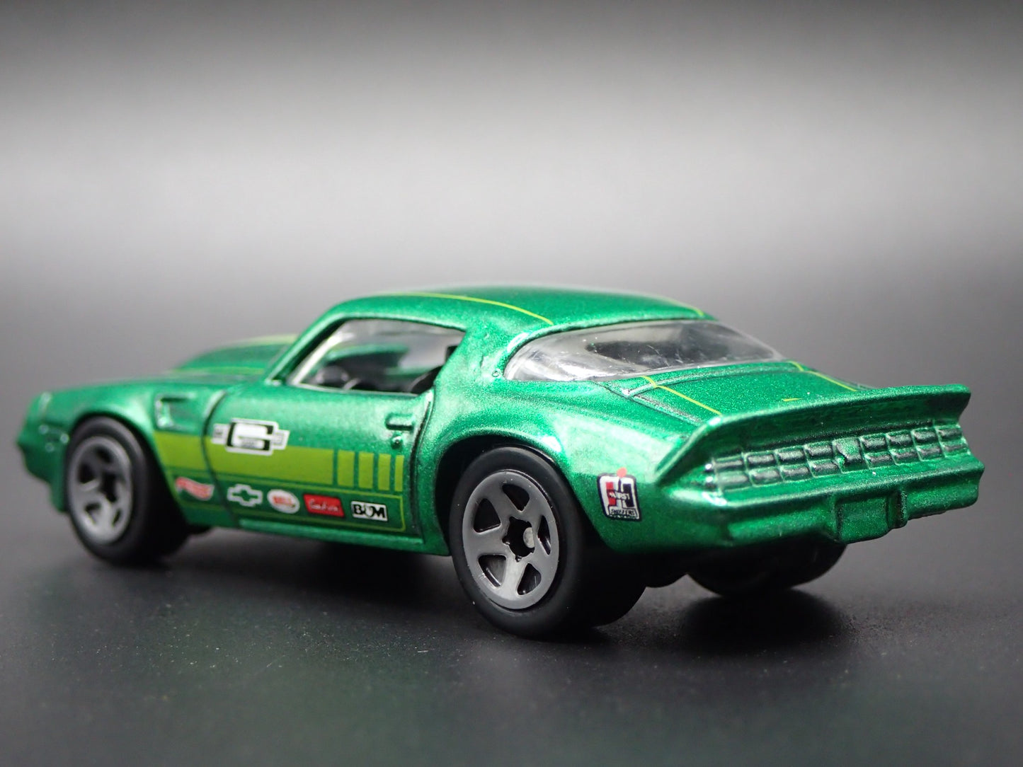 1981 81 CHEVY CHEVROLET CAMARO Z28 GREEN 1:64 SCALE DIORAMA DIECAST MODEL CAR