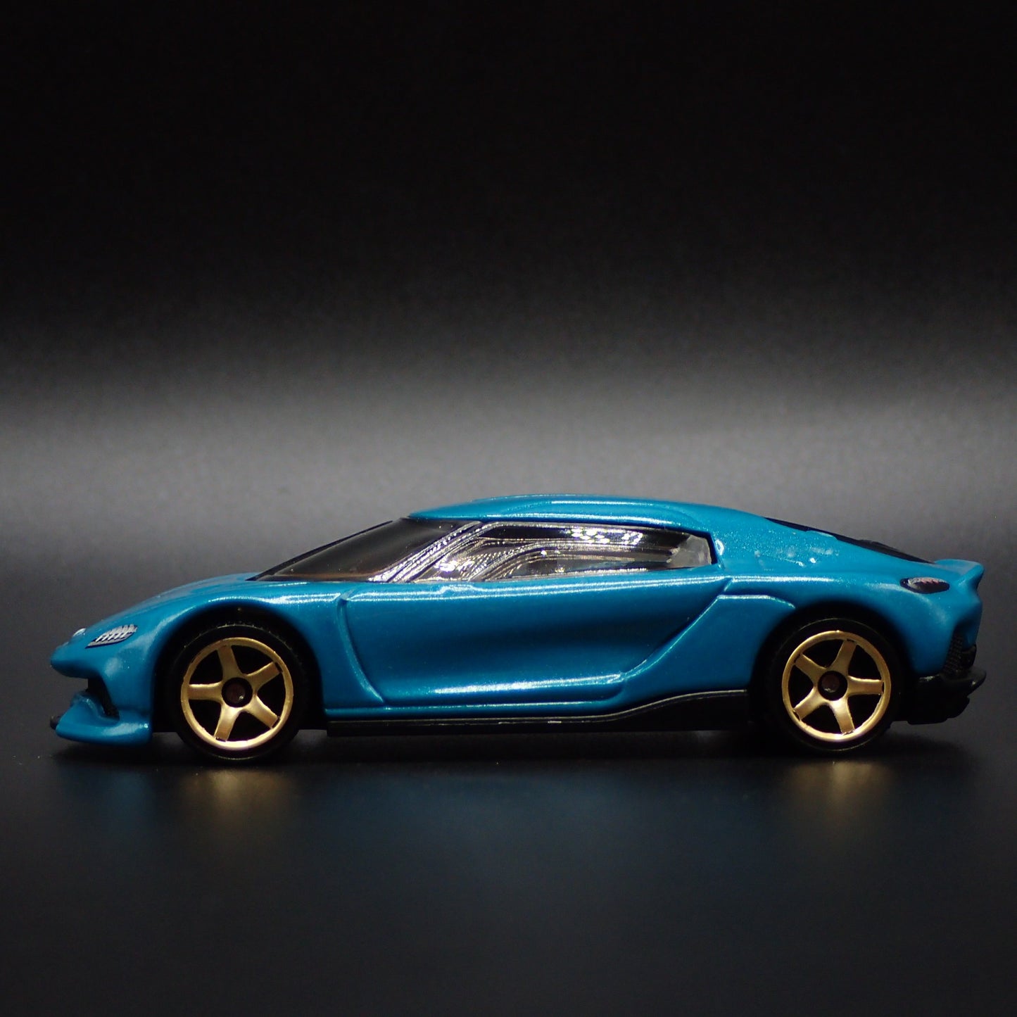 2024-2025 KOENIGSEGG GEMERA SUPER CAR GREEN 1:64 SCALE DIORAMA DIECAST MODEL CAR