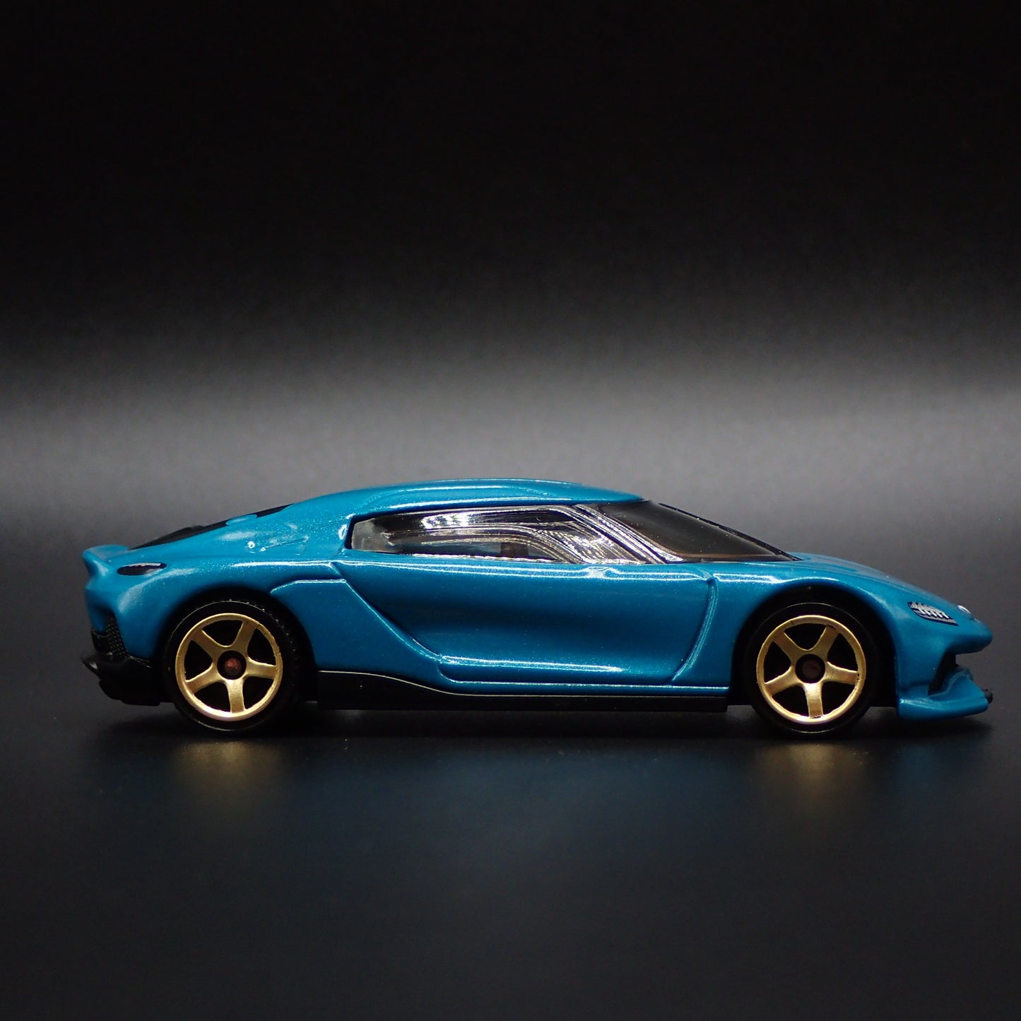 2024-2025 KOENIGSEGG GEMERA SUPER CAR GREEN 1:64 SCALE DIORAMA DIECAST MODEL CAR