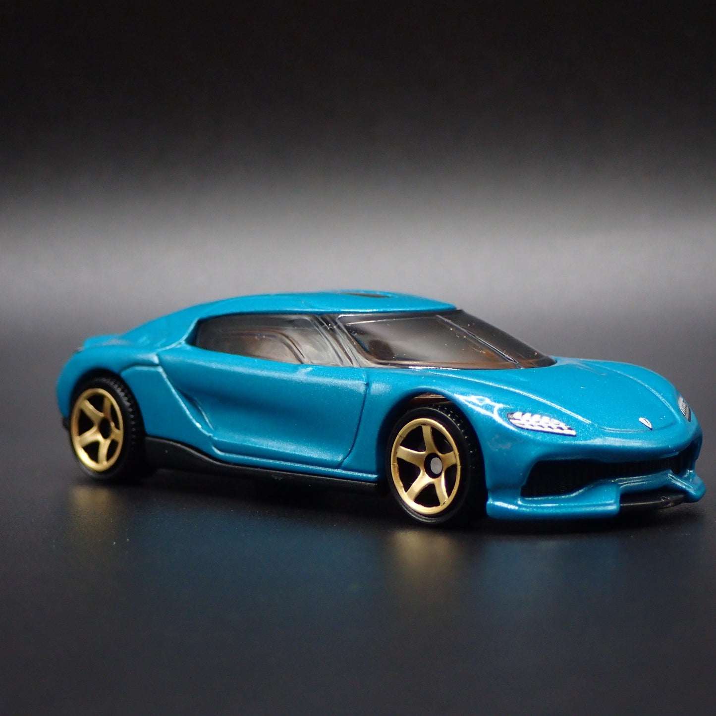 2024-2025 KOENIGSEGG GEMERA SUPER CAR GREEN 1:64 SCALE DIORAMA DIECAST MODEL CAR