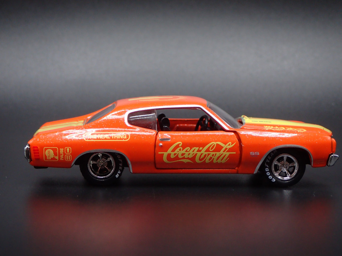 1970 70 CHEVY CHEVROLET CHEVELLE SS 1:64 SCALE DIORAMA DIECAST MODEL CAR