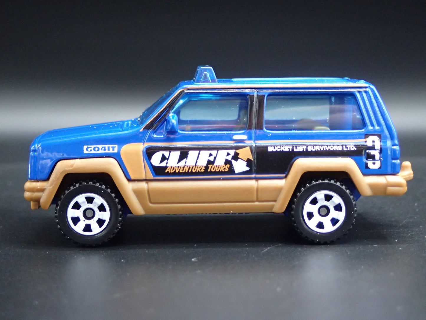 1984- 2001 JEEP CHEROKEE ADVENTURE TOURS W/ HITCH 1:64 SCALE DIECAST MODEL CAR