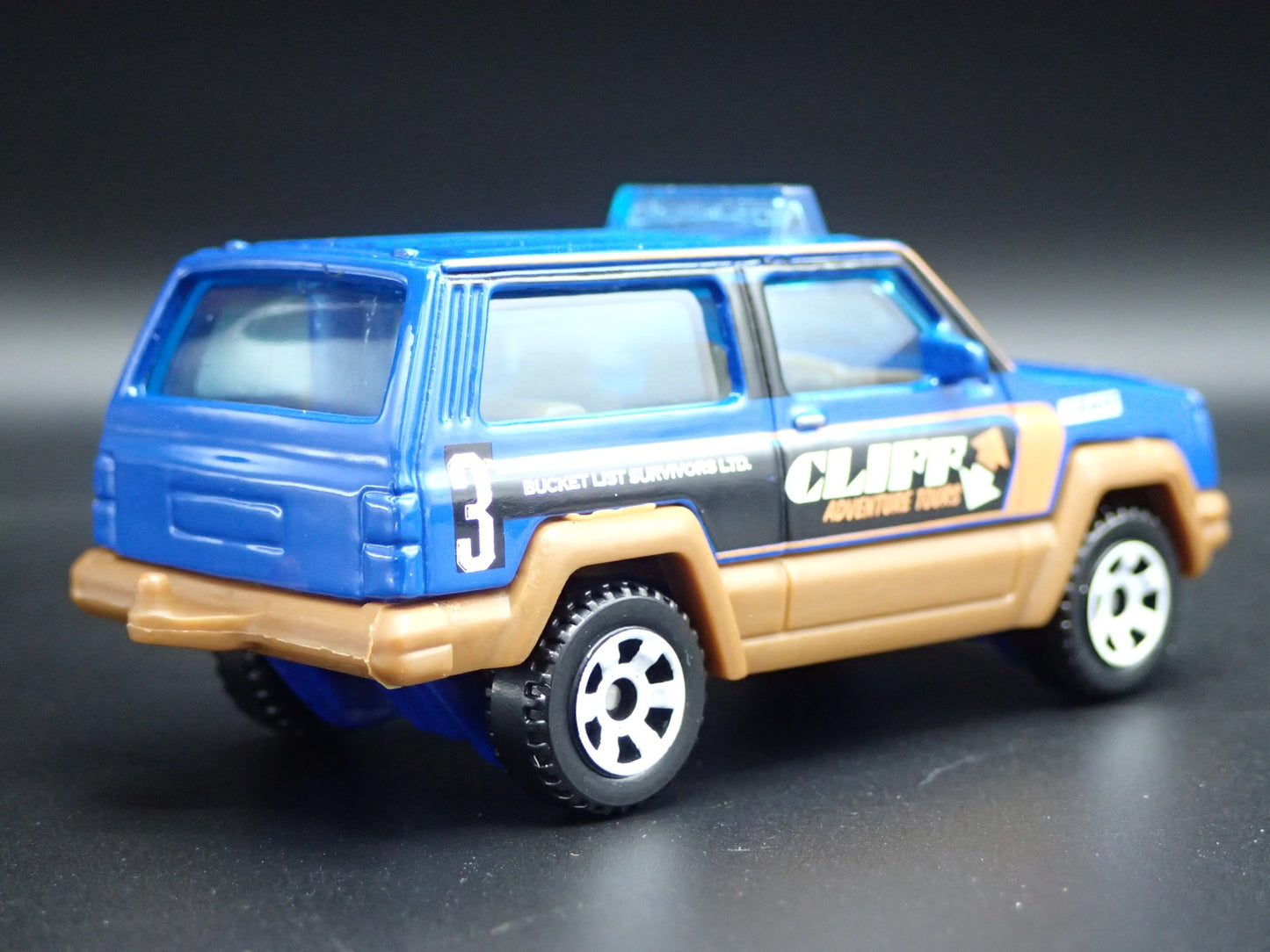 1984- 2001 JEEP CHEROKEE ADVENTURE TOURS W/ HITCH 1:64 SCALE DIECAST MODEL CAR