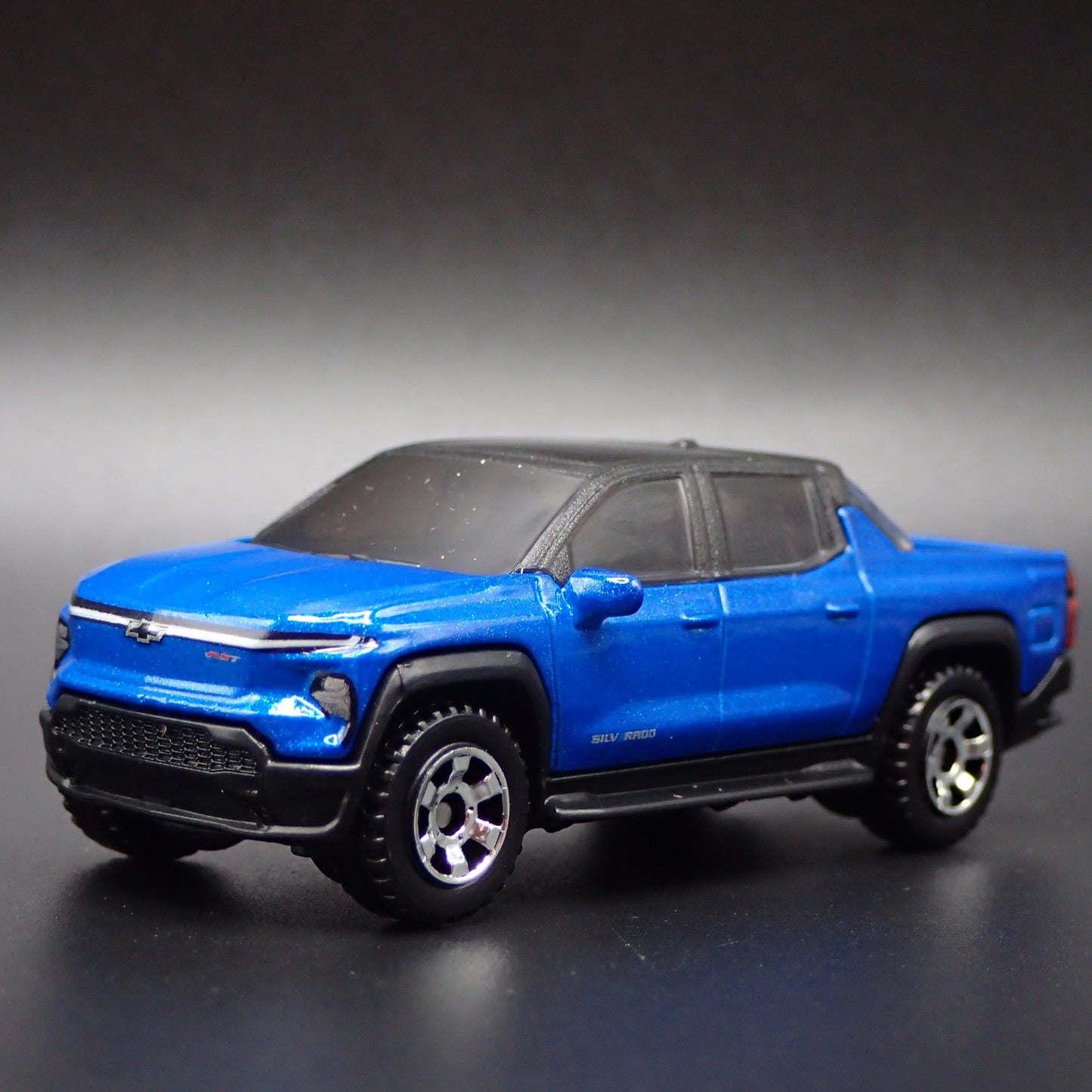 2024-2025 CHEVY CHEVROLET SILVERADO EV ELECTRIC TRUCK 1:64 DIECAST MODEL CAR