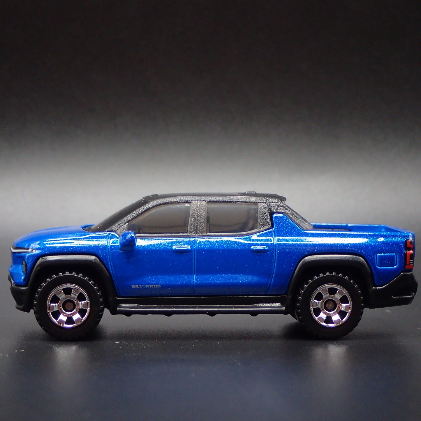2024-2025 CHEVY CHEVROLET SILVERADO EV ELECTRIC TRUCK 1:64 DIECAST MODEL CAR