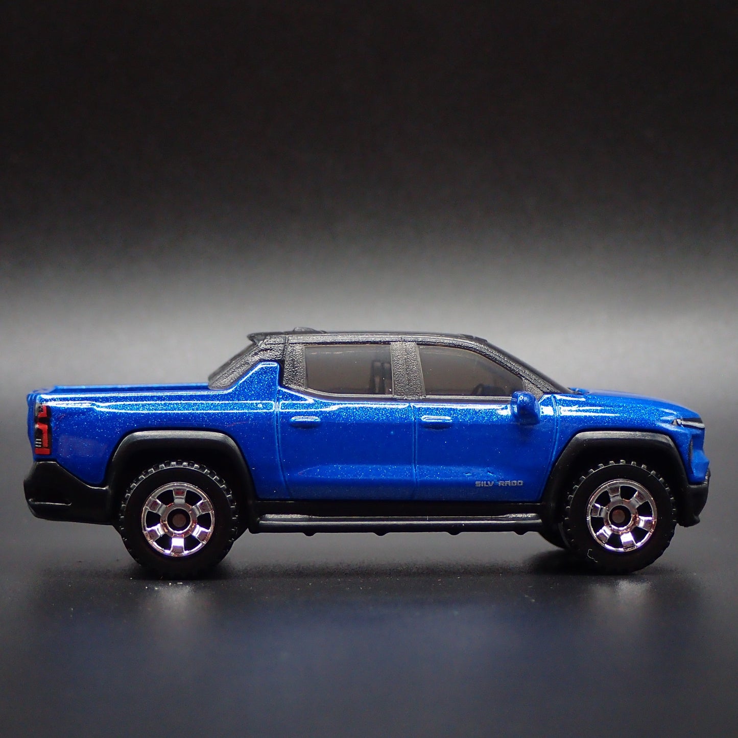 2024-2025 CHEVY CHEVROLET SILVERADO EV ELECTRIC TRUCK 1:64 DIECAST MODEL CAR