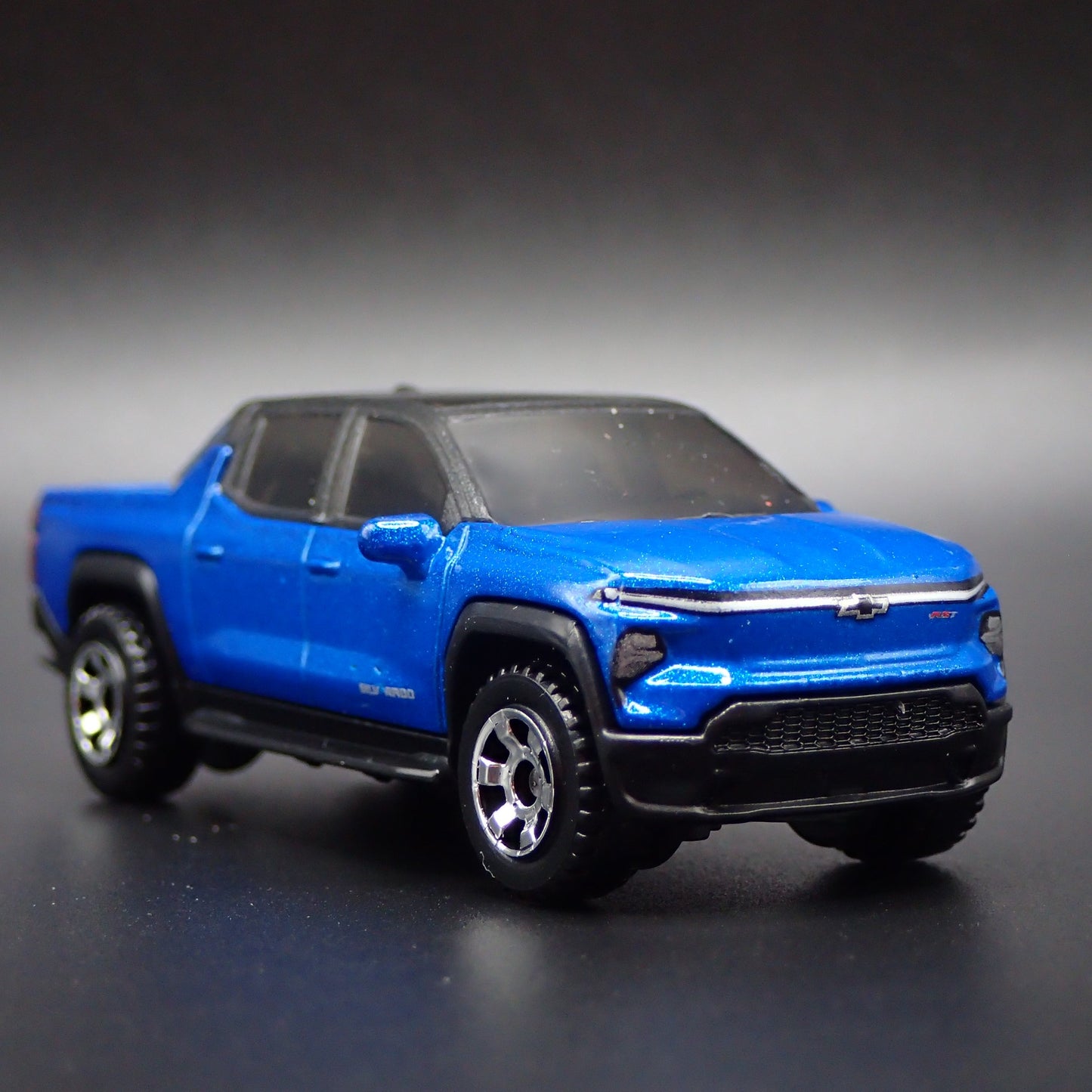 2024-2025 CHEVY CHEVROLET SILVERADO EV ELECTRIC TRUCK 1:64 DIECAST MODEL CAR