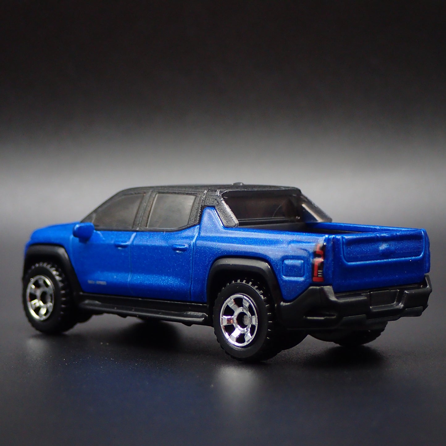 2024-2025 CHEVY CHEVROLET SILVERADO EV ELECTRIC TRUCK 1:64 DIECAST MODEL CAR