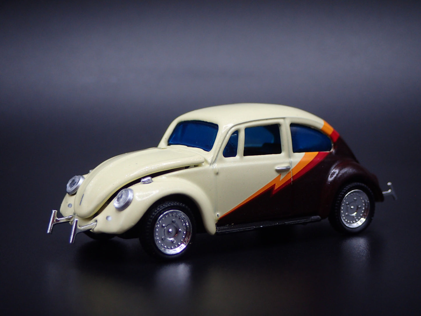 1960-1967 VW VOLKSWAGEN BEETLE BUG CREAM 1:64 SCALE DIORAMA DIECAST MODEL CAR