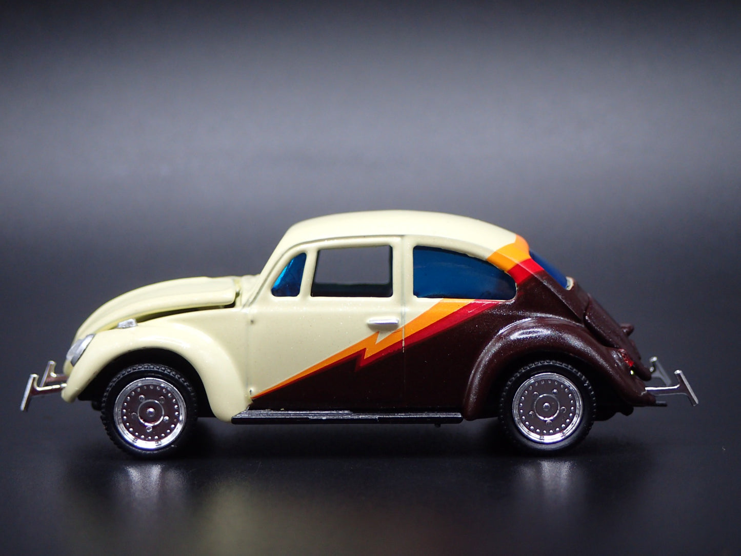 1960-1967 VW VOLKSWAGEN BEETLE BUG CREAM 1:64 SCALE DIORAMA DIECAST MODEL CAR