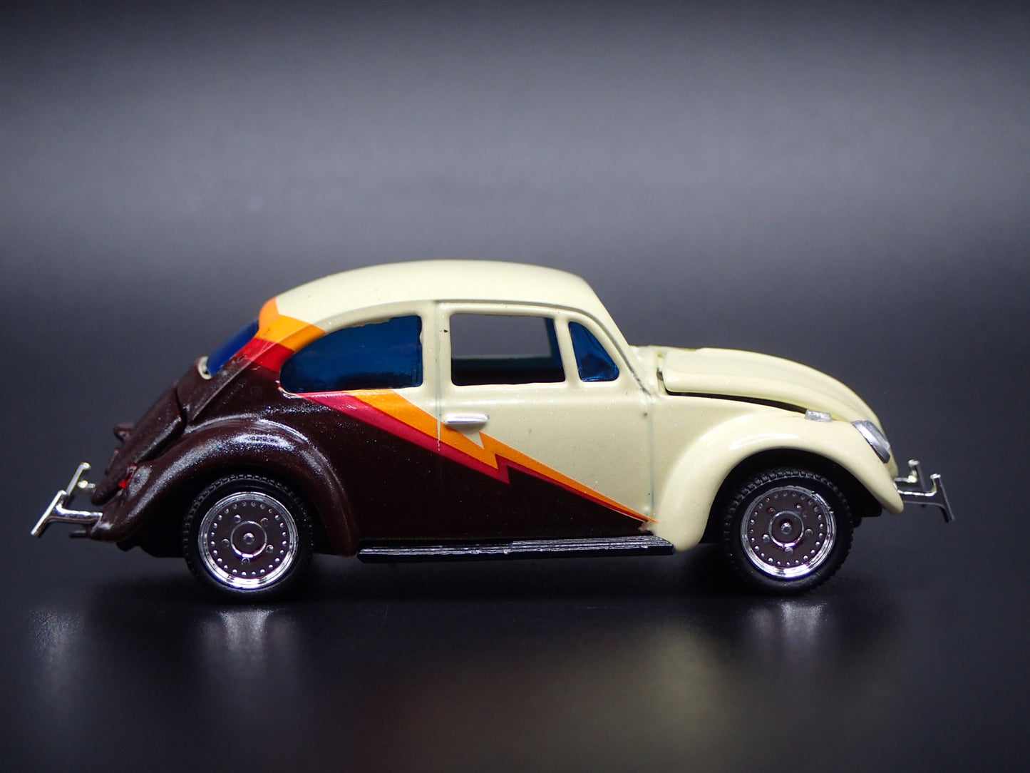 1960-1967 VW VOLKSWAGEN BEETLE BUG CREAM 1:64 SCALE DIORAMA DIECAST MODEL CAR