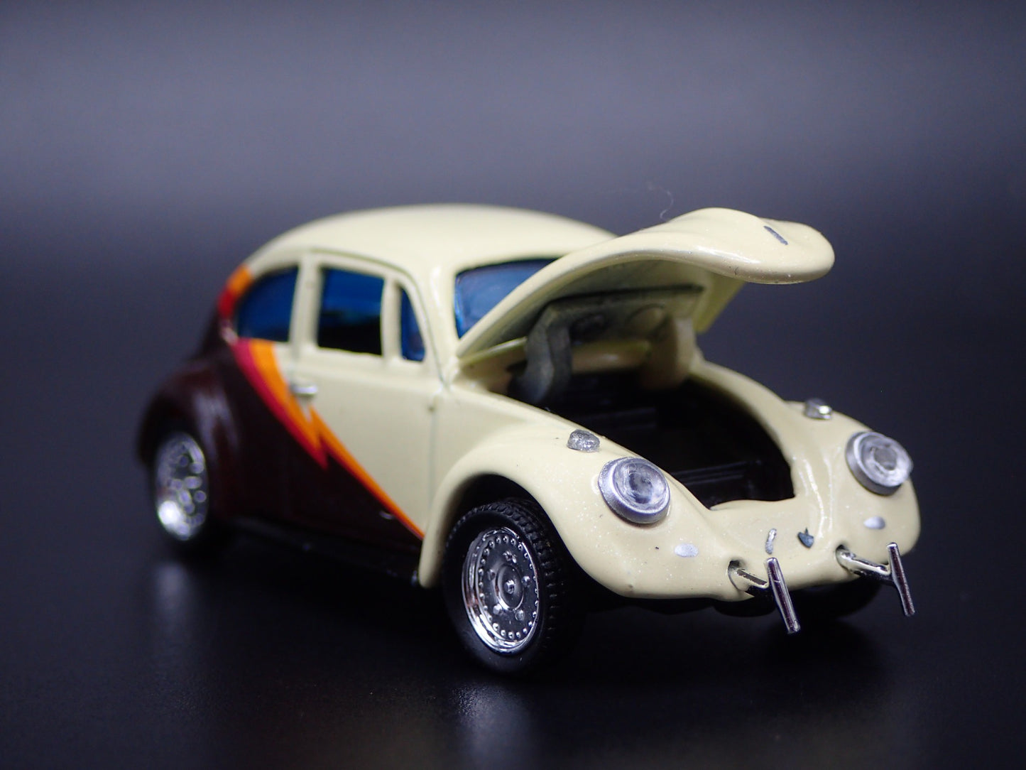 1960-1967 VW VOLKSWAGEN BEETLE BUG CREAM 1:64 SCALE DIORAMA DIECAST MODEL CAR