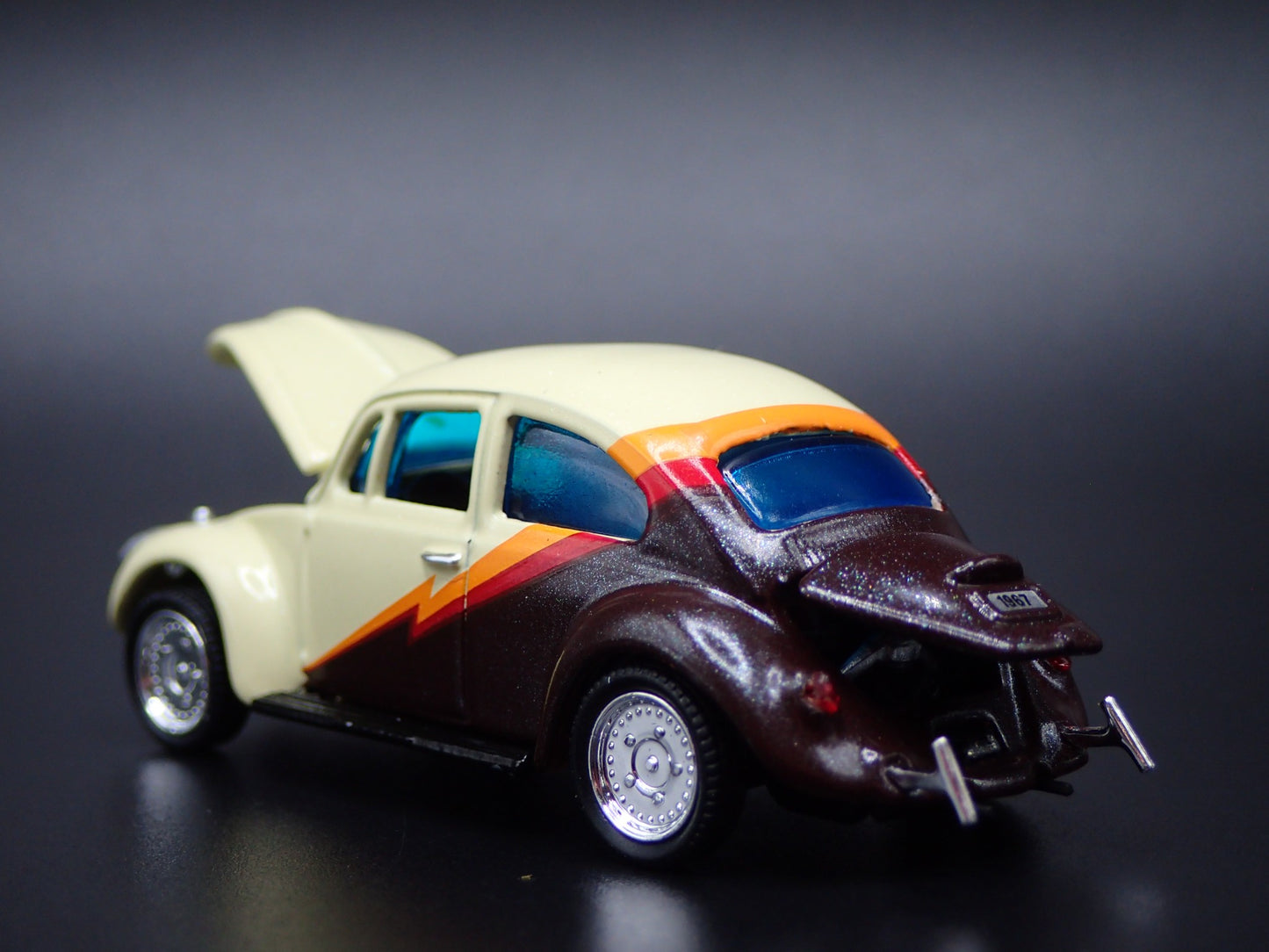 1960-1967 VW VOLKSWAGEN BEETLE BUG CREAM 1:64 SCALE DIORAMA DIECAST MODEL CAR