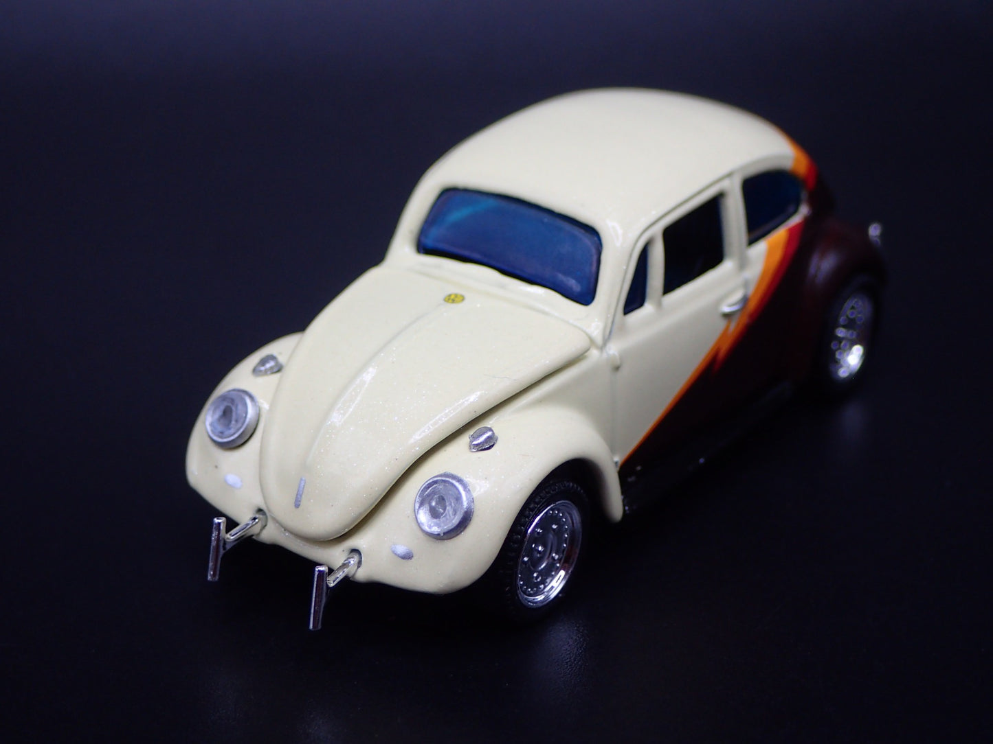 1960-1967 VW VOLKSWAGEN BEETLE BUG CREAM 1:64 SCALE DIORAMA DIECAST MODEL CAR