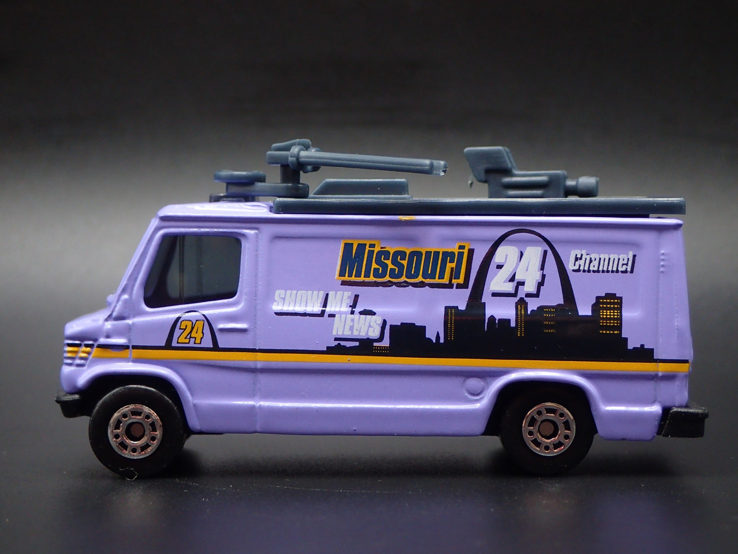 TV NEWS TRUCK VINTAGE MISSOURI 1:64 SCALE COLLECTIBLE DIORAMA DIECAST MODEL CAR